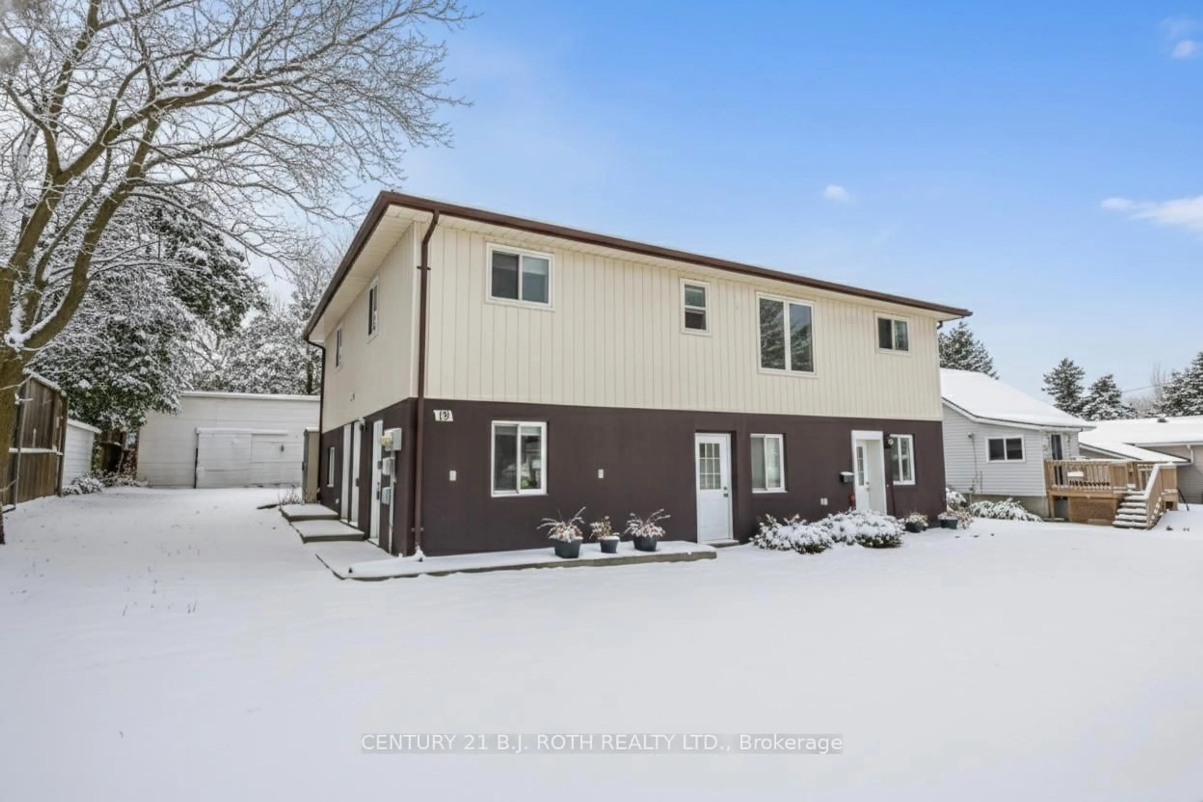 A pic from outside/outdoor area/front of a property/back of a property/a pic from drone, building for 19 South St, Orillia Ontario L3V 3T1