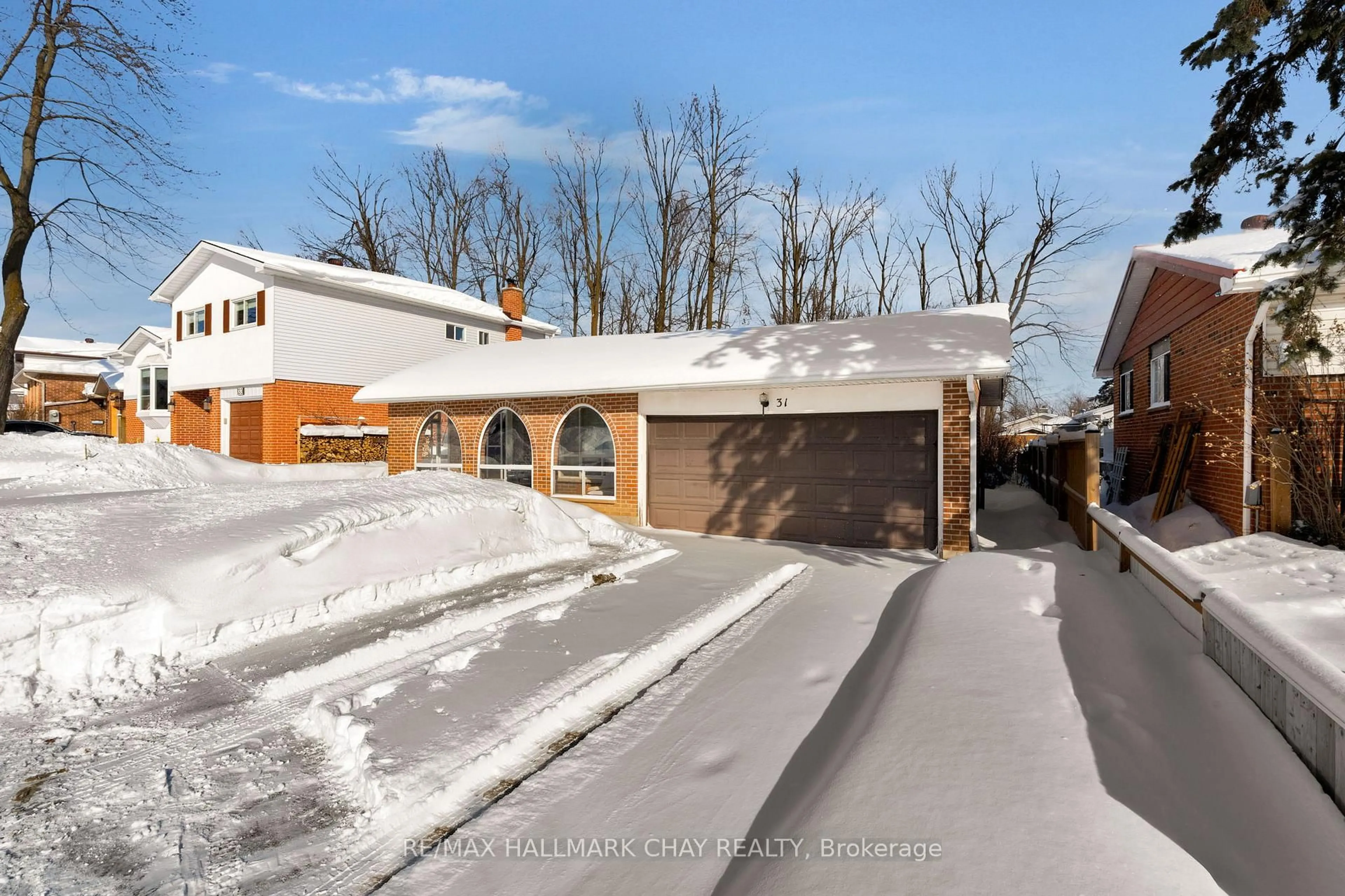 A pic from outside/outdoor area/front of a property/back of a property/a pic from drone, street for 31 Springdale Dr, Barrie Ontario L4M 5A8