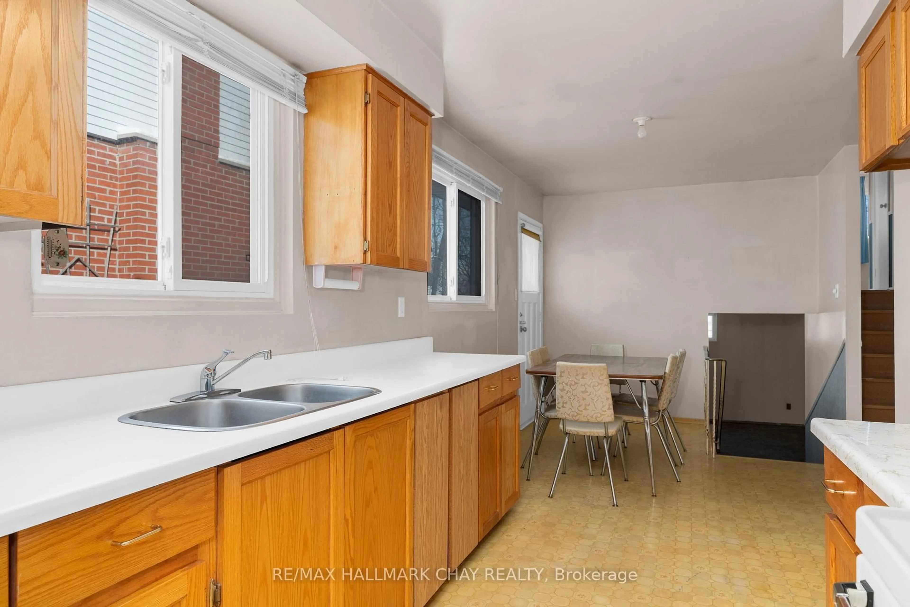 Standard kitchen, unknown for 31 Springdale Dr, Barrie Ontario L4M 5A8