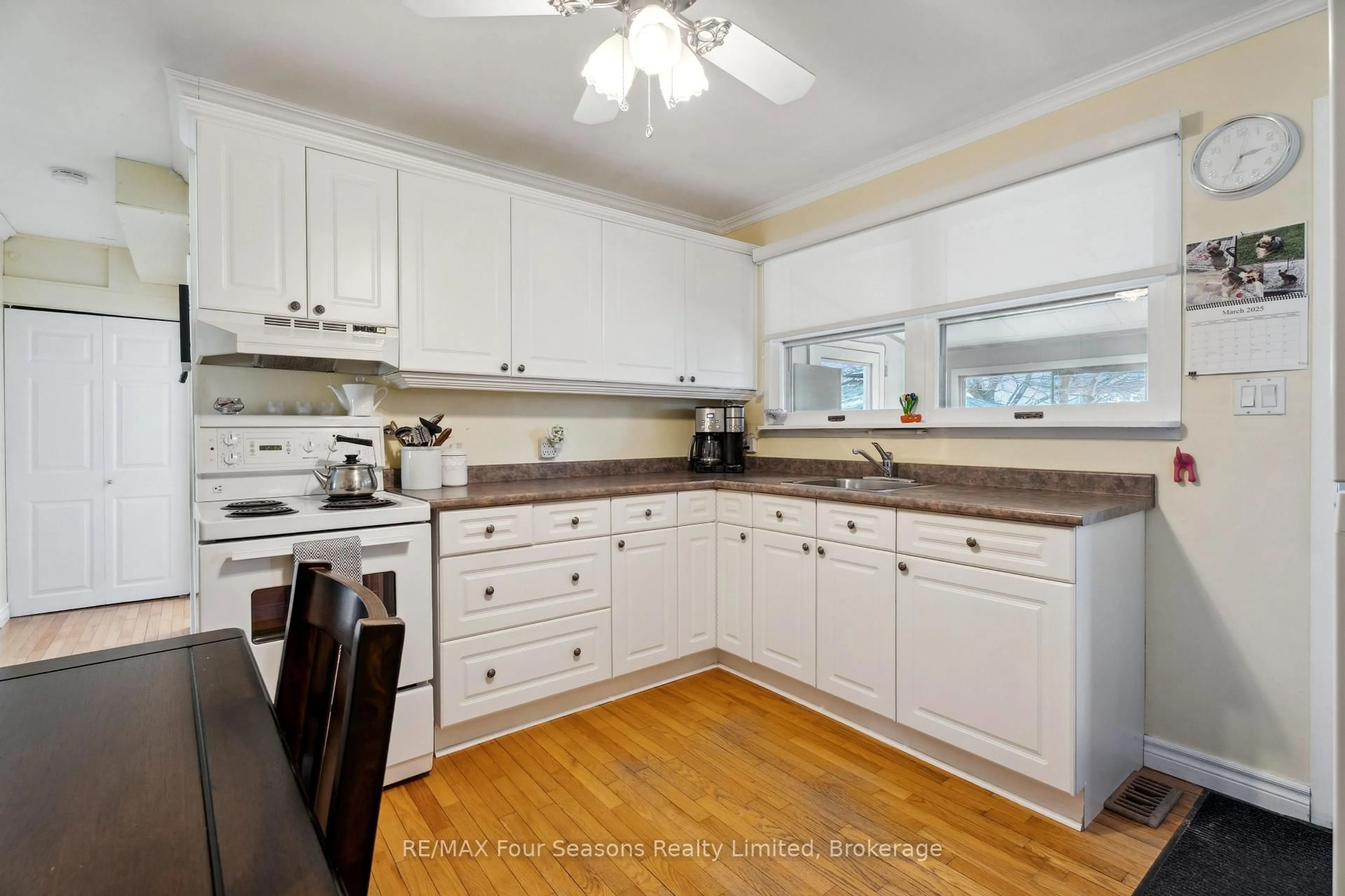 Standard kitchen, unknown for 46 Erie St, Collingwood Ontario L9Y 1P4