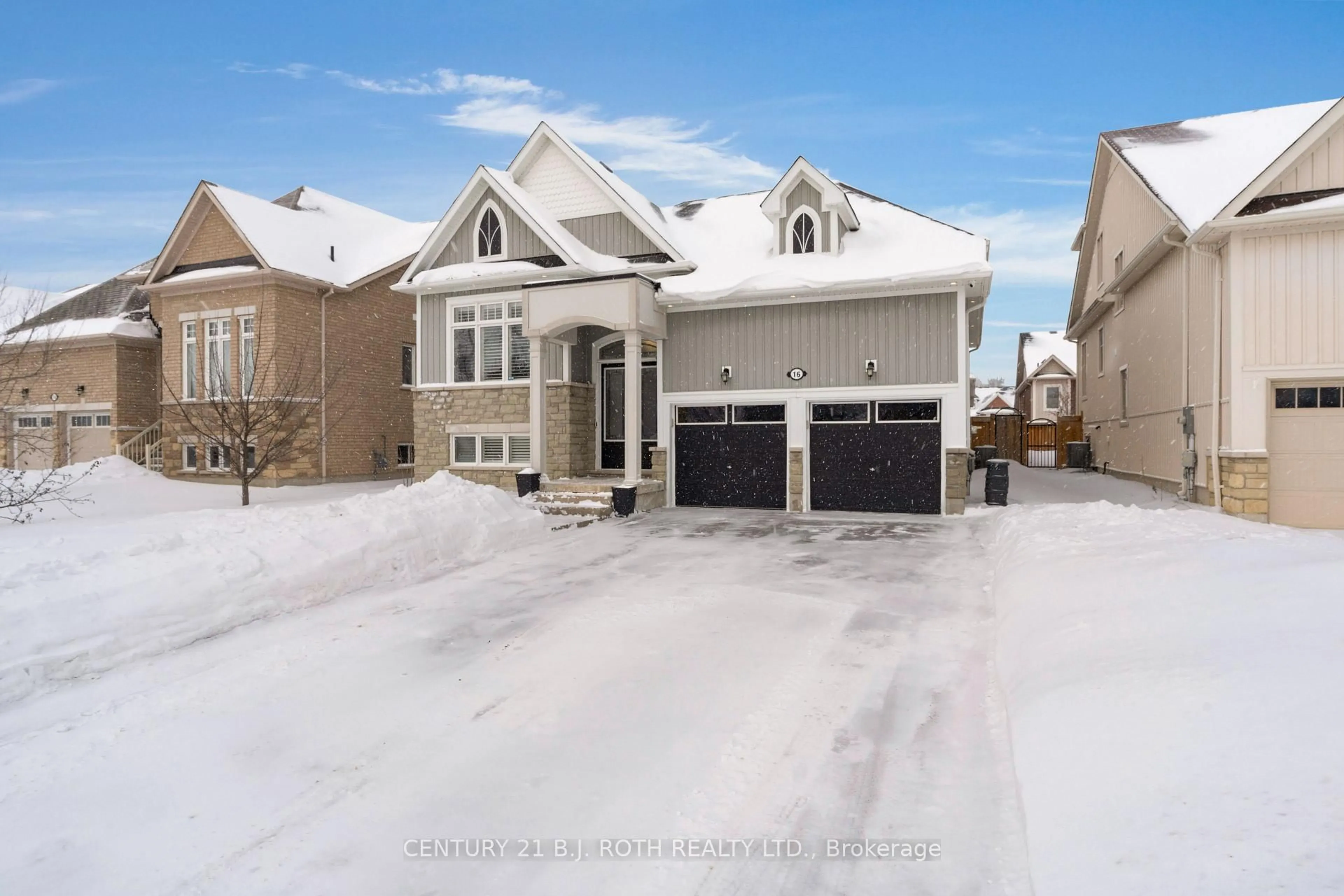 A pic from outside/outdoor area/front of a property/back of a property/a pic from drone, street for 16 Cristiano Ave, Wasaga Beach Ontario L9Z 0H5