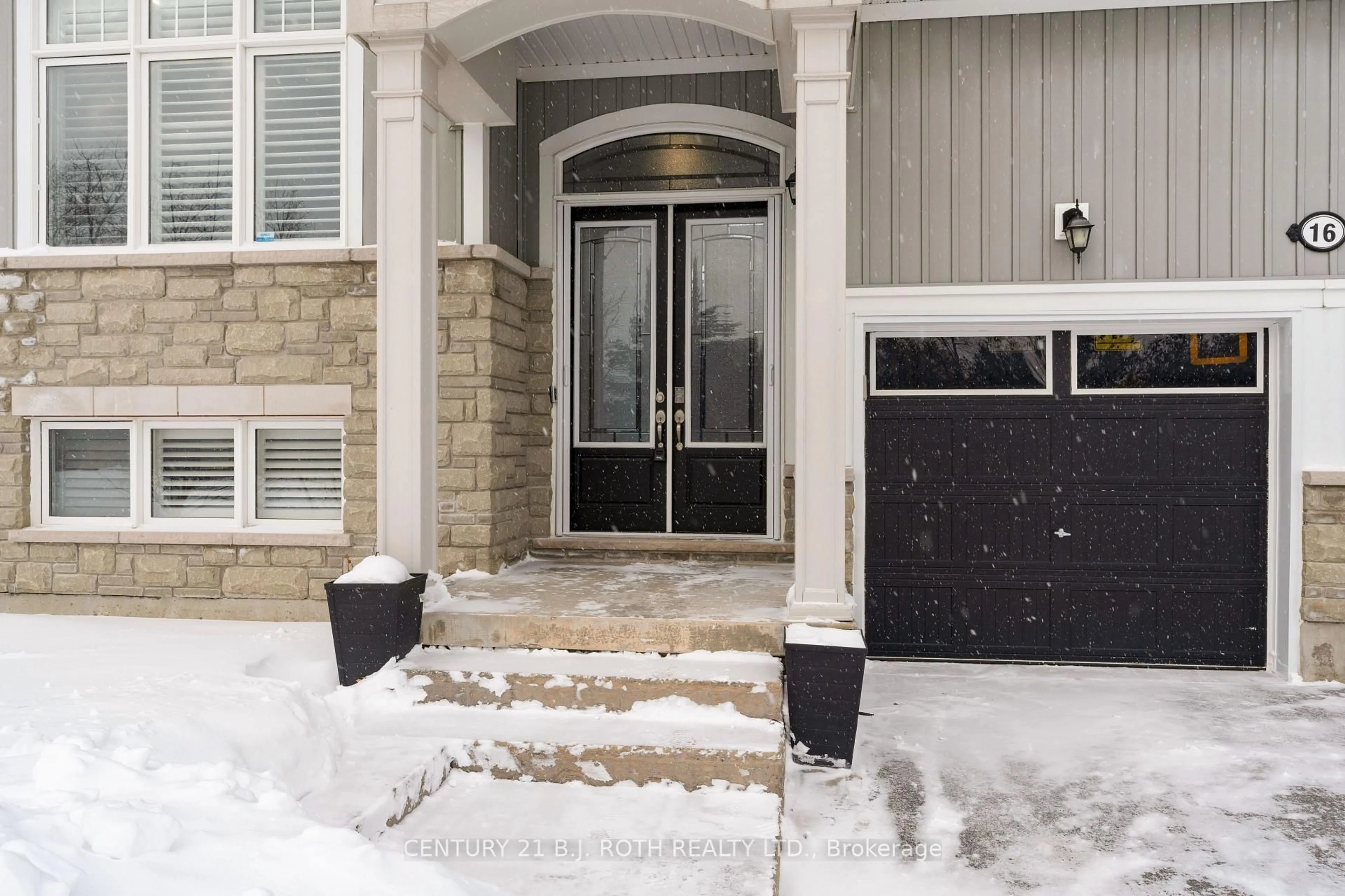 Indoor entryway for 16 Cristiano Ave, Wasaga Beach Ontario L9Z 0H5