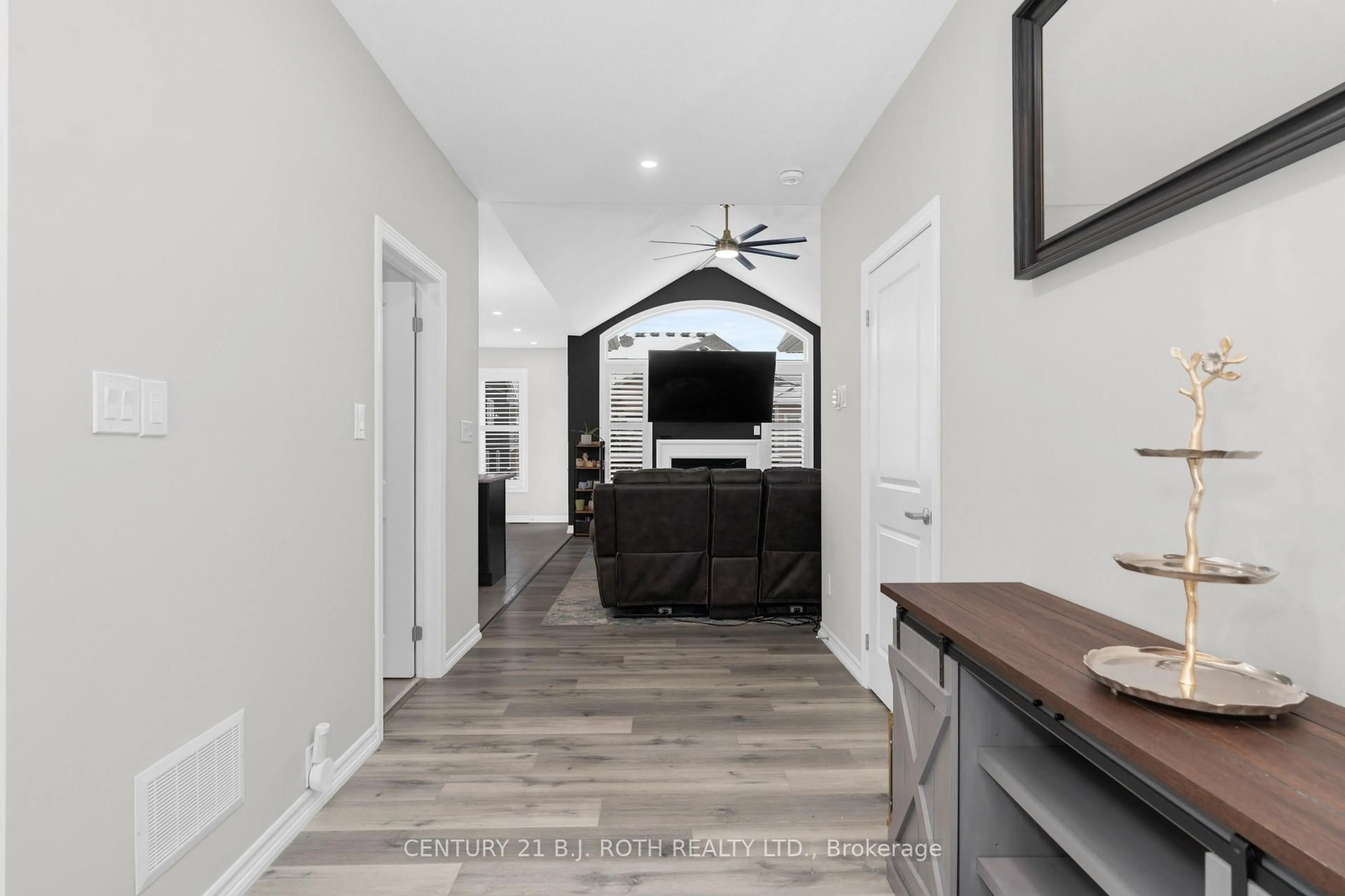 Indoor entryway for 16 Cristiano Ave, Wasaga Beach Ontario L9Z 0H5
