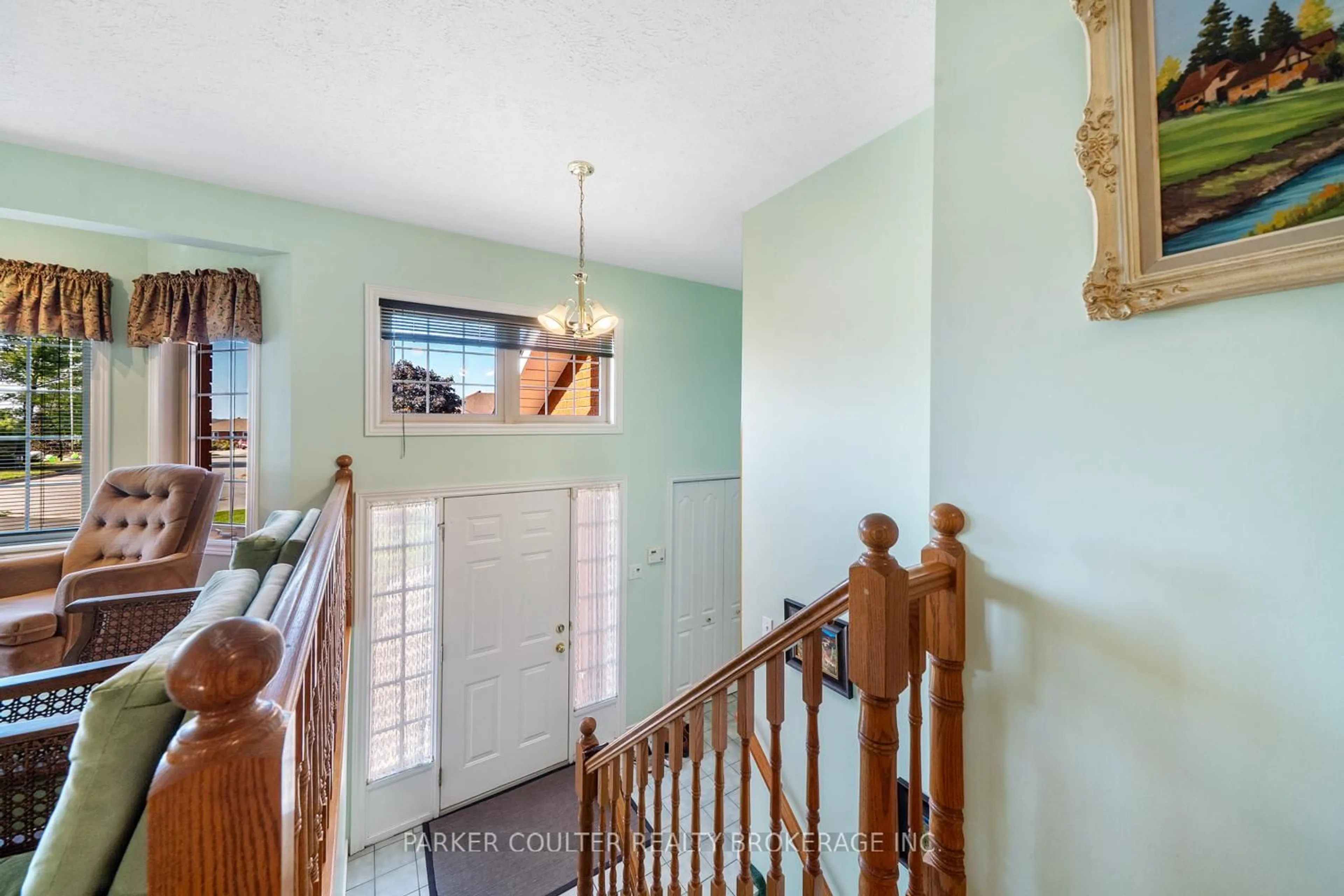 Indoor foyer for 30 Charles St, Penetanguishene Ontario L9M 2G7