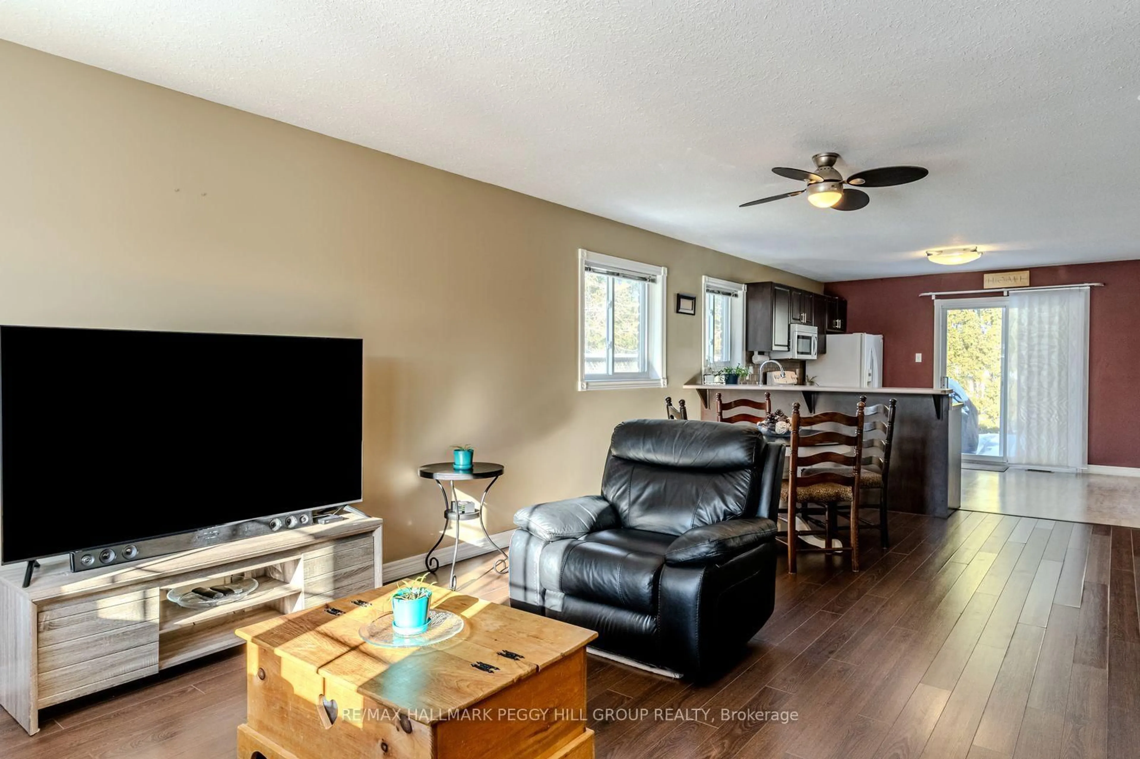 Living room with furniture, wood/laminate floor for 172 Sundew Dr, Barrie Ontario L4N 9M9