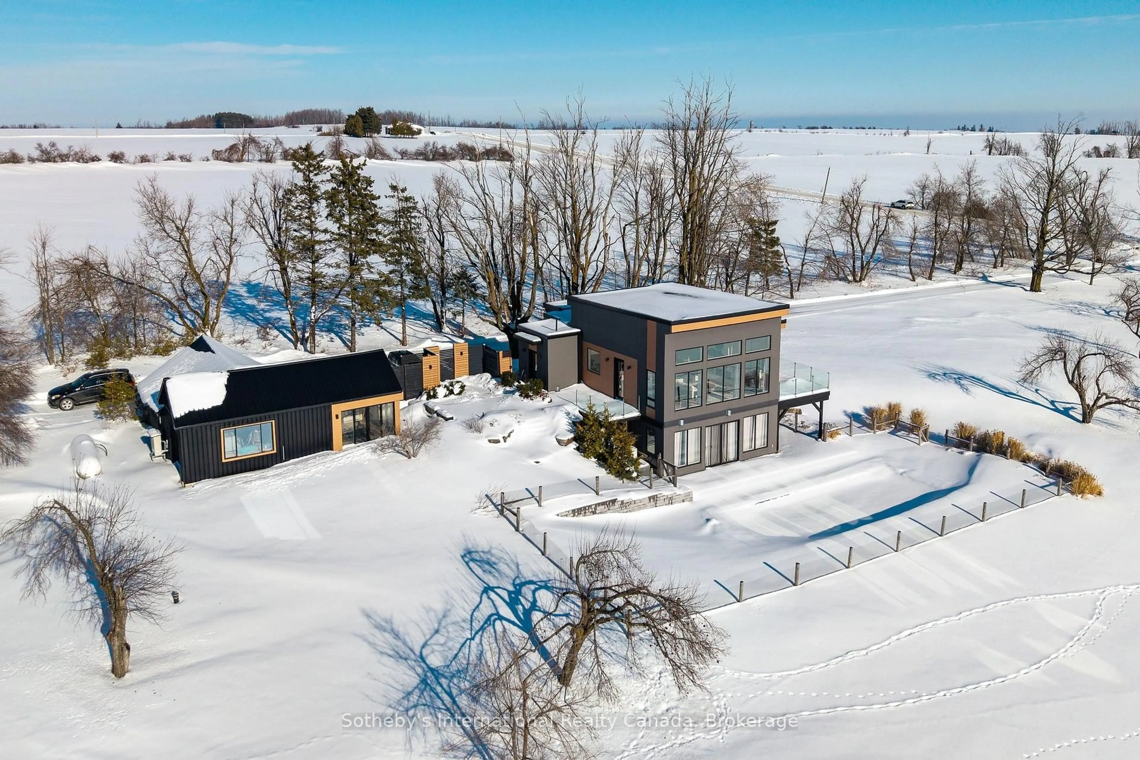 A pic from outside/outdoor area/front of a property/back of a property/a pic from drone, unknown for 2566 5 Concession, Clearview Ontario L0M 1G0