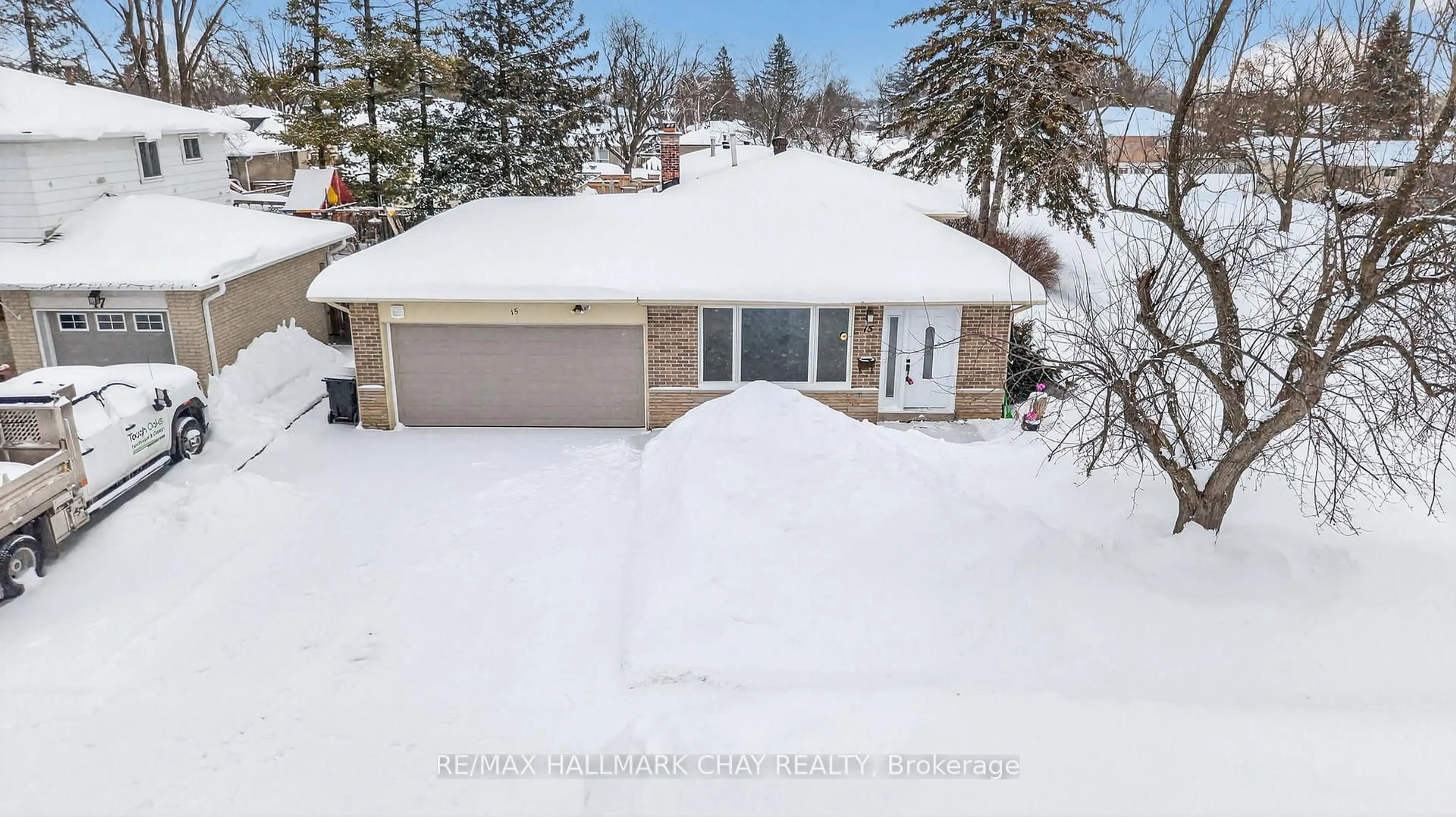 A pic from outside/outdoor area/front of a property/back of a property/a pic from drone, street for 15 Curtiss Crt, Barrie Ontario L4M 2M6