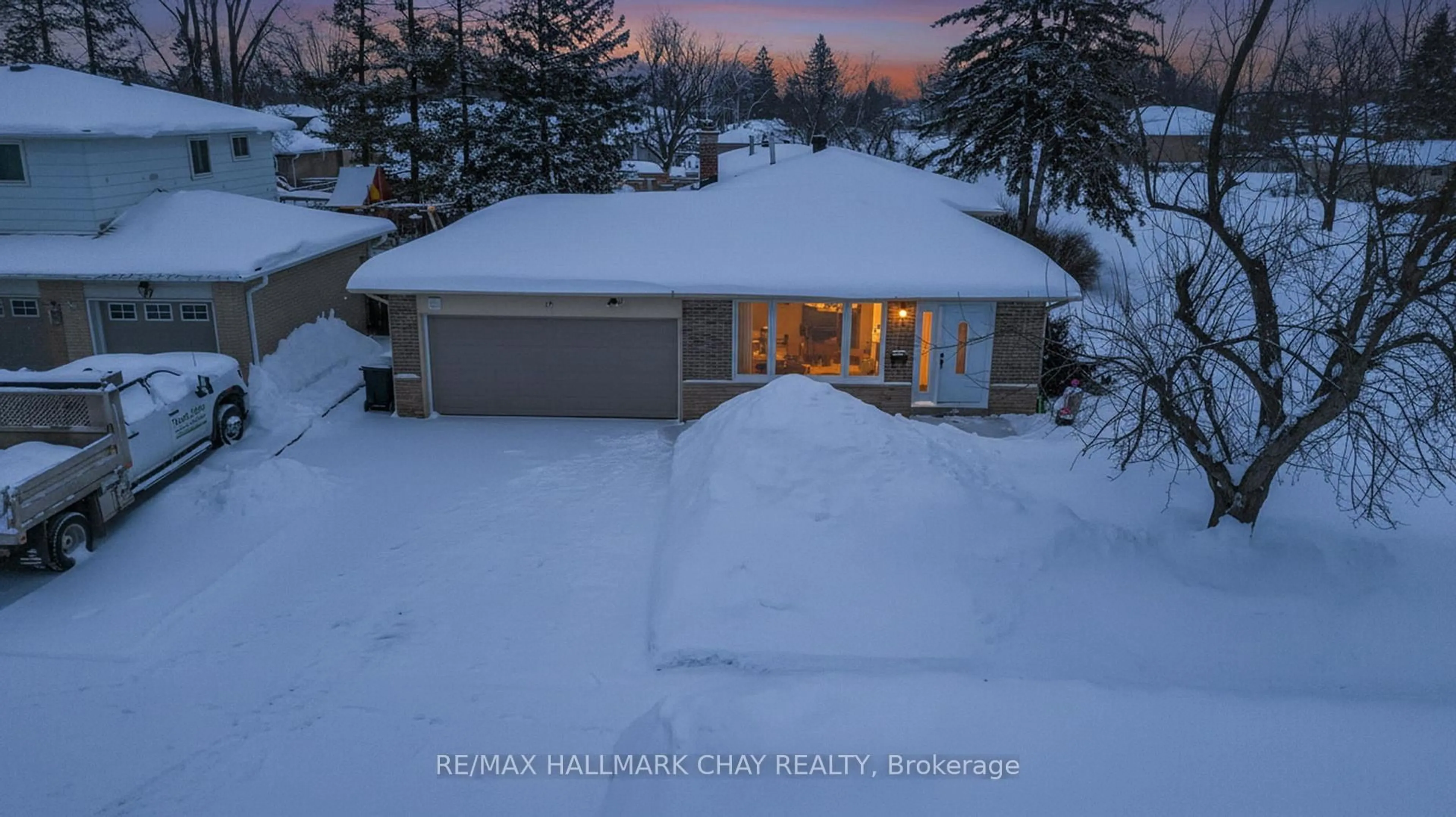 A pic from outside/outdoor area/front of a property/back of a property/a pic from drone, street for 15 Curtiss Crt, Barrie Ontario L4M 2M6