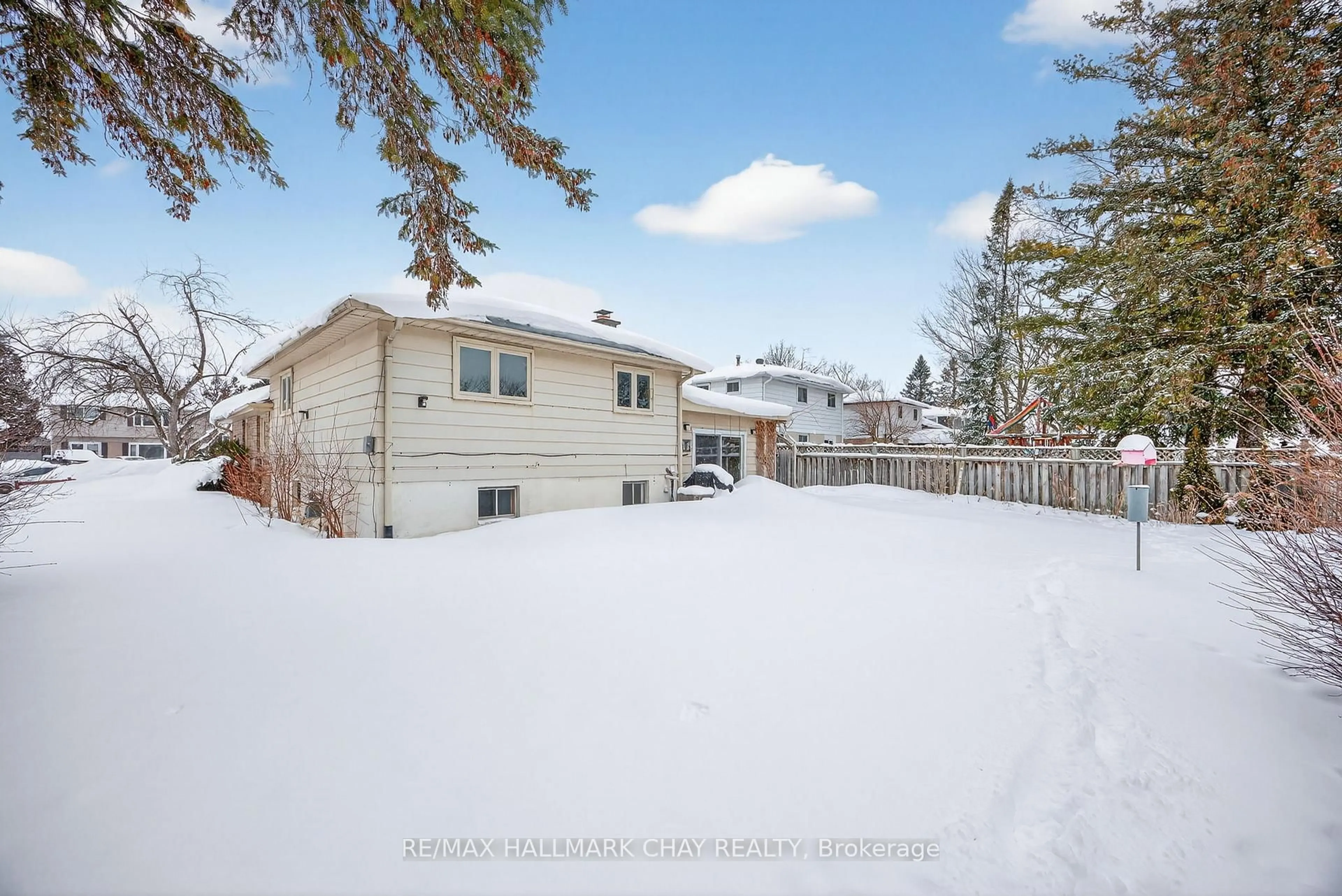 A pic from outside/outdoor area/front of a property/back of a property/a pic from drone, mountain view for 15 Curtiss Crt, Barrie Ontario L4M 2M6