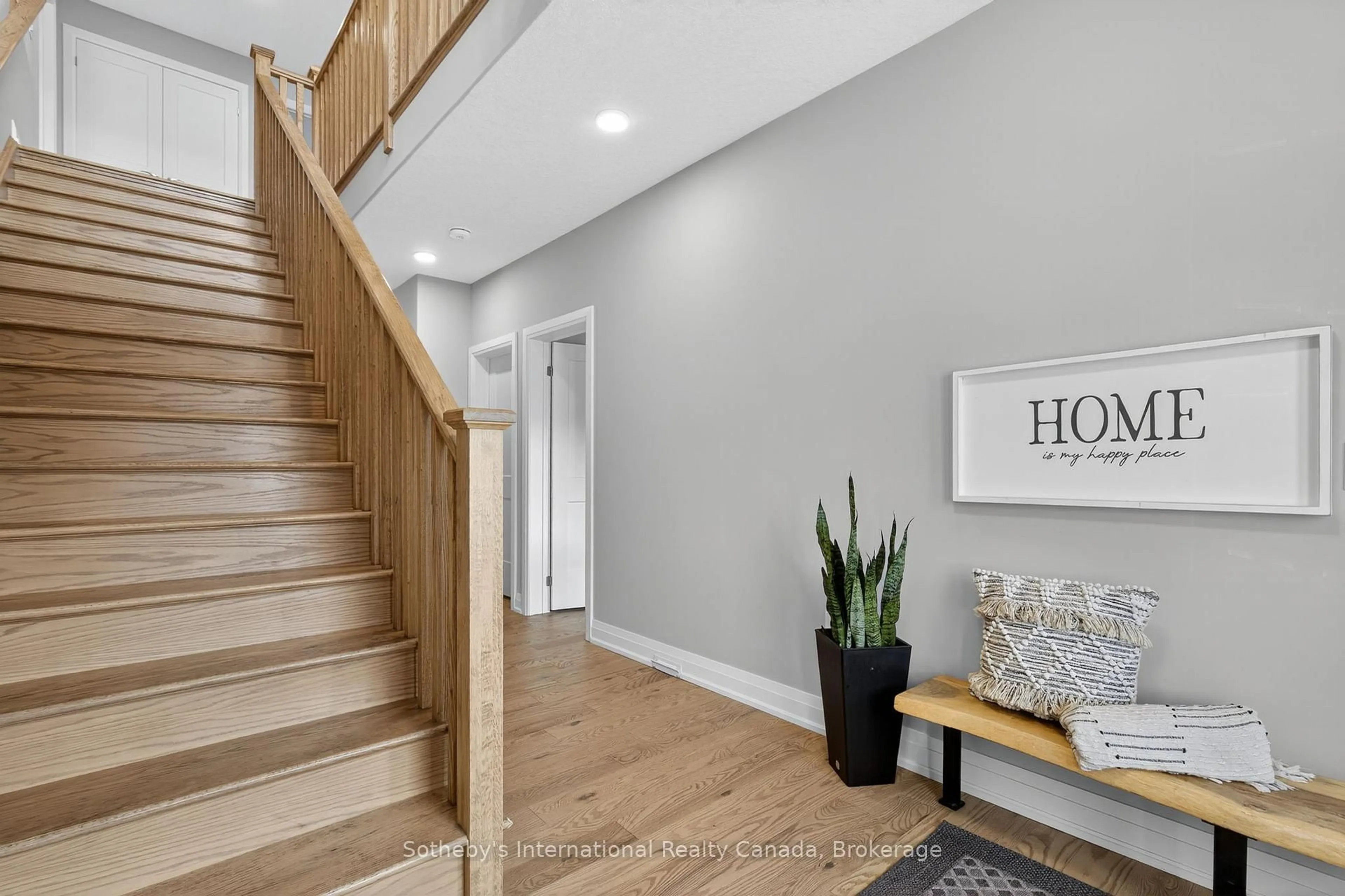Indoor entryway for 150 Plewes Dr, Collingwood Ontario L9Y 5M5