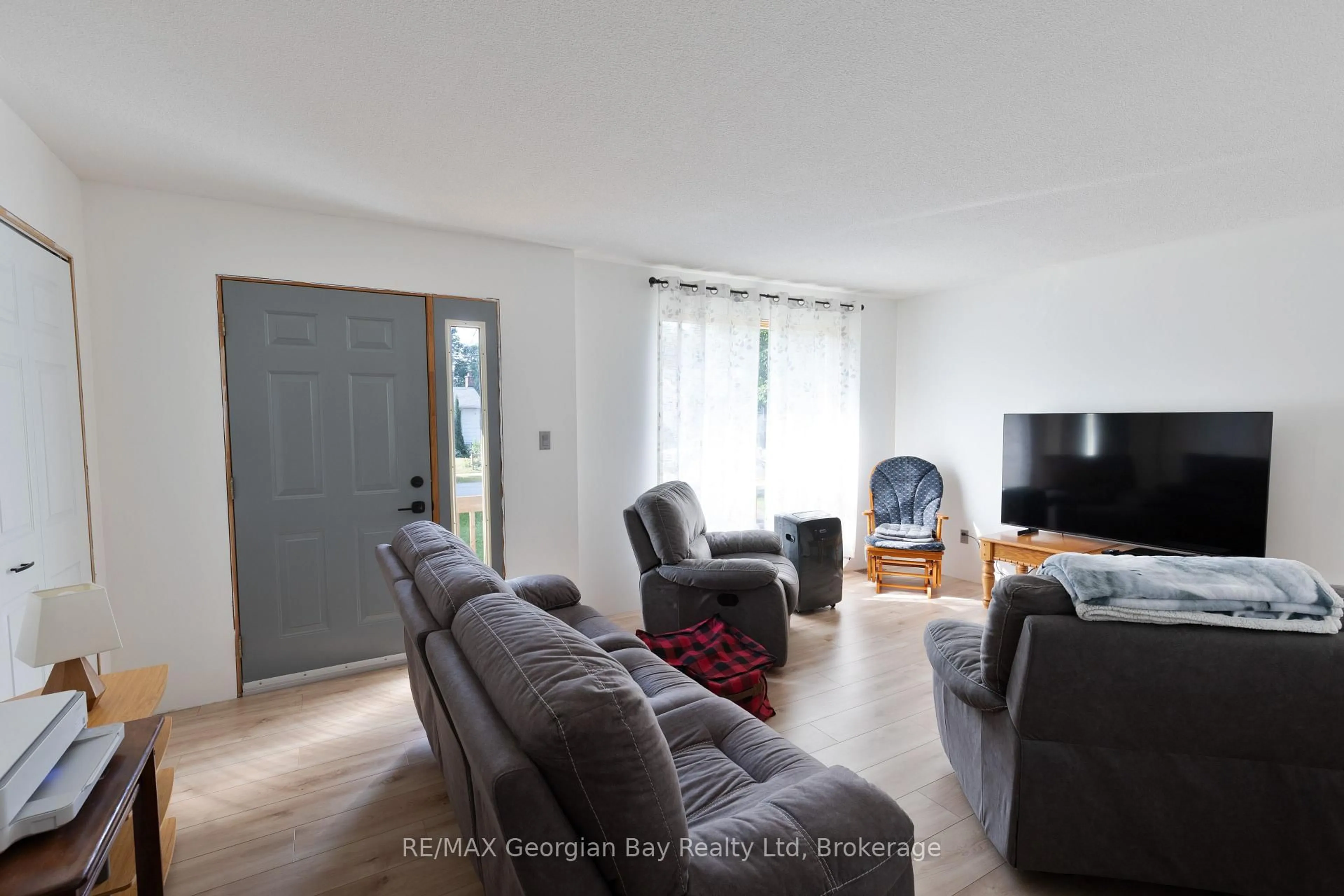 Living room with furniture, unknown for 144 George St, Tay Ontario L0K 2A0