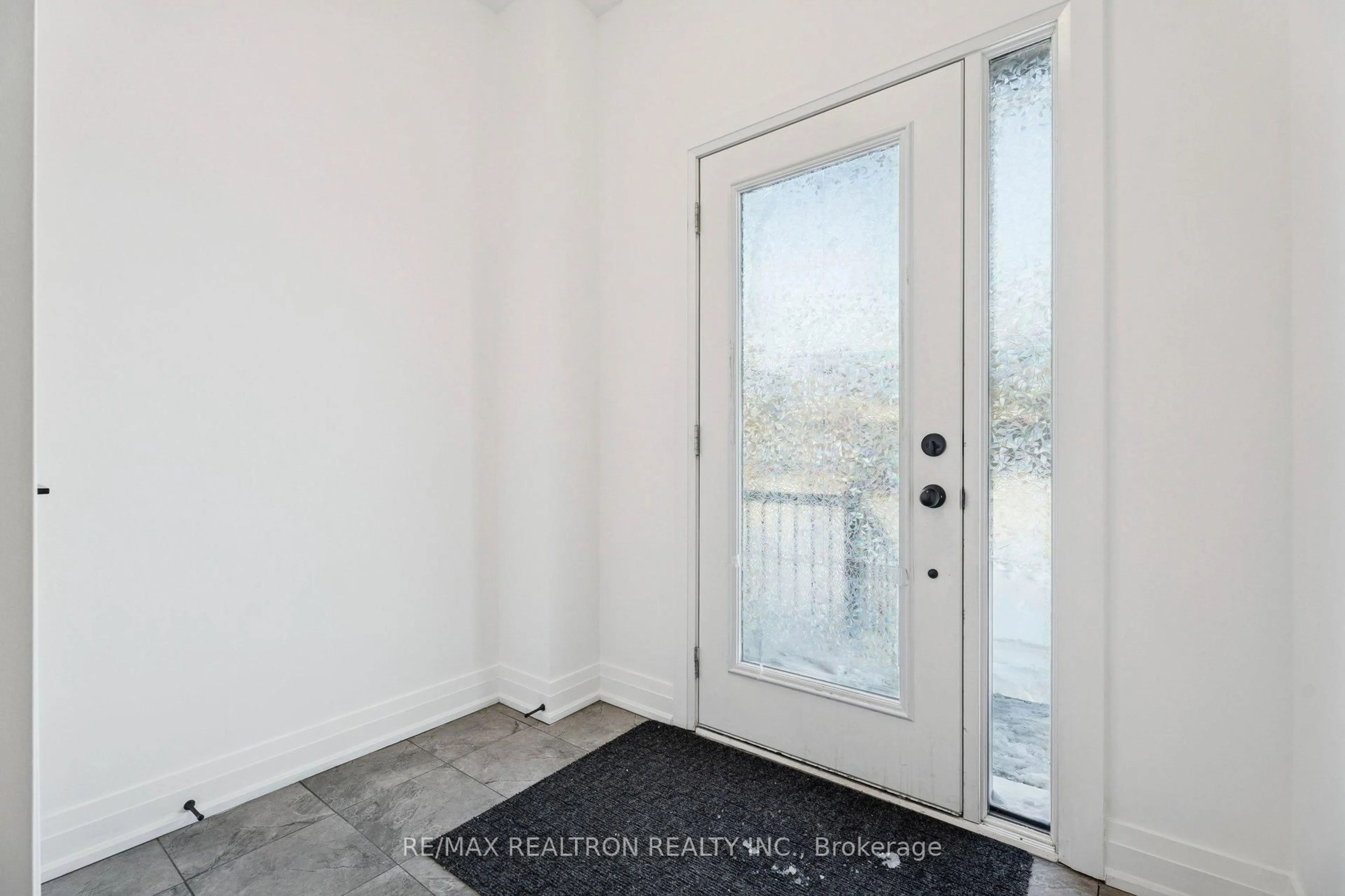 Indoor entryway for 5 Haven Lane, Barrie Ontario L9J 0M4