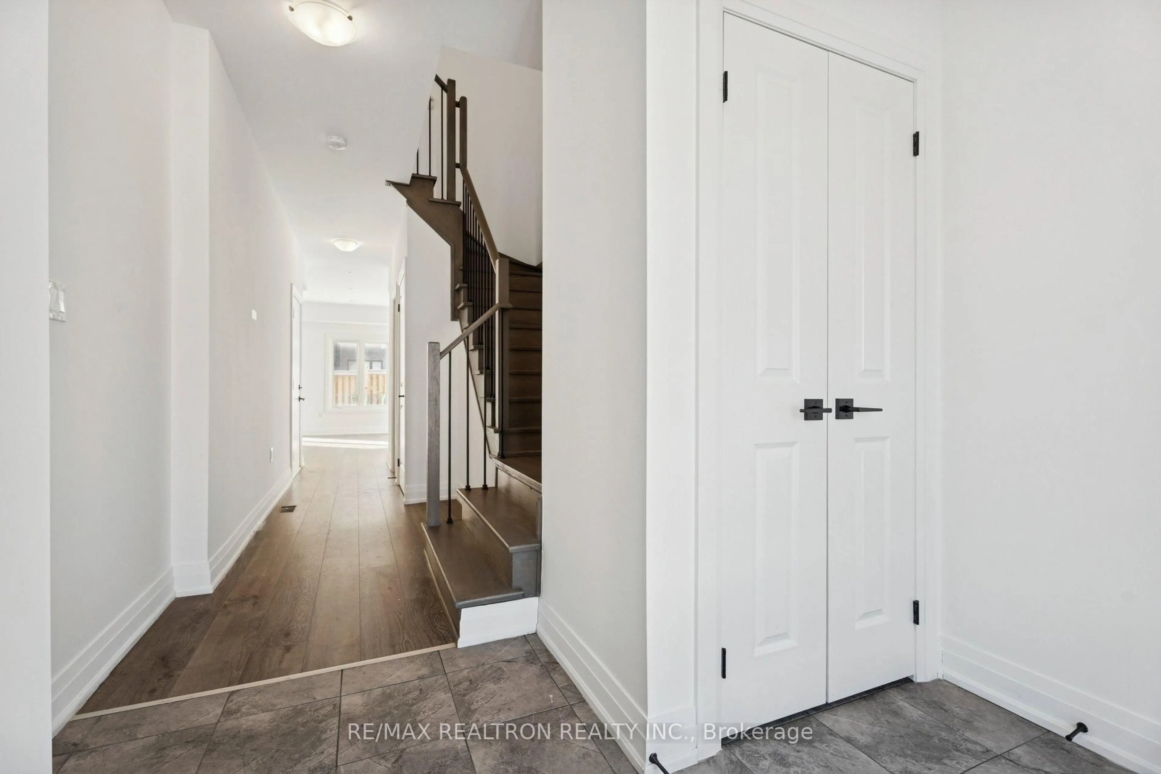 Indoor entryway for 5 Haven Lane, Barrie Ontario L9J 0M4