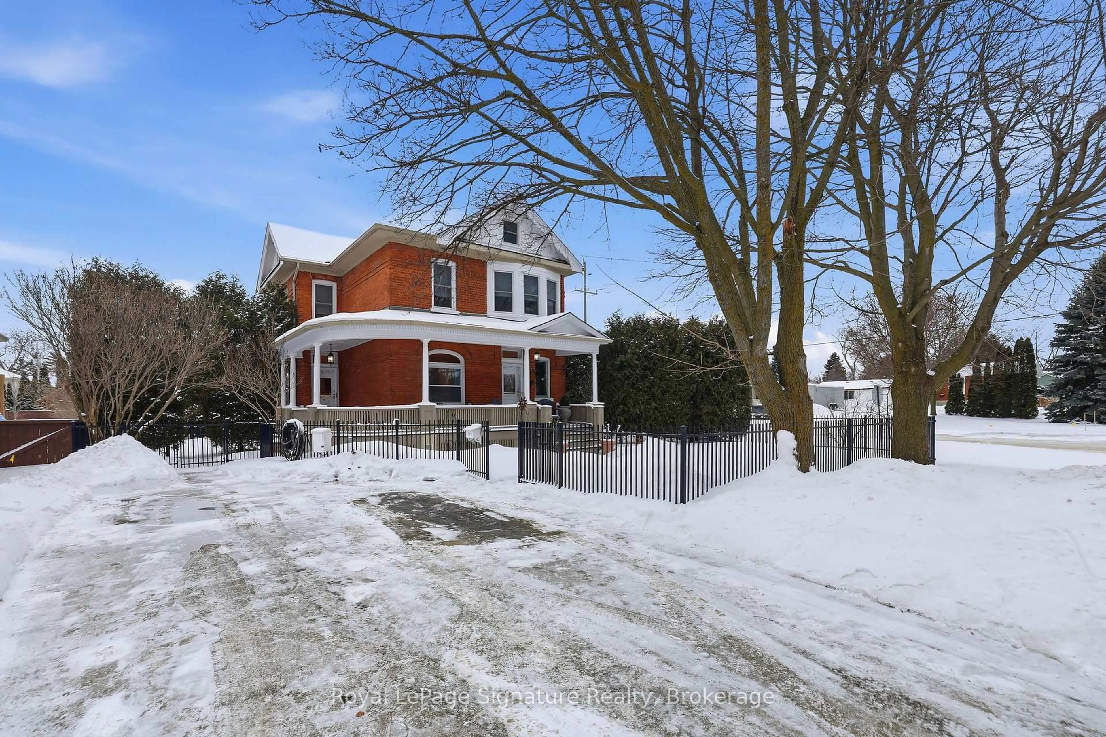 A pic from outside/outdoor area/front of a property/back of a property/a pic from drone, street for 348 Sixth St, Collingwood Ontario L9Y 1Z5