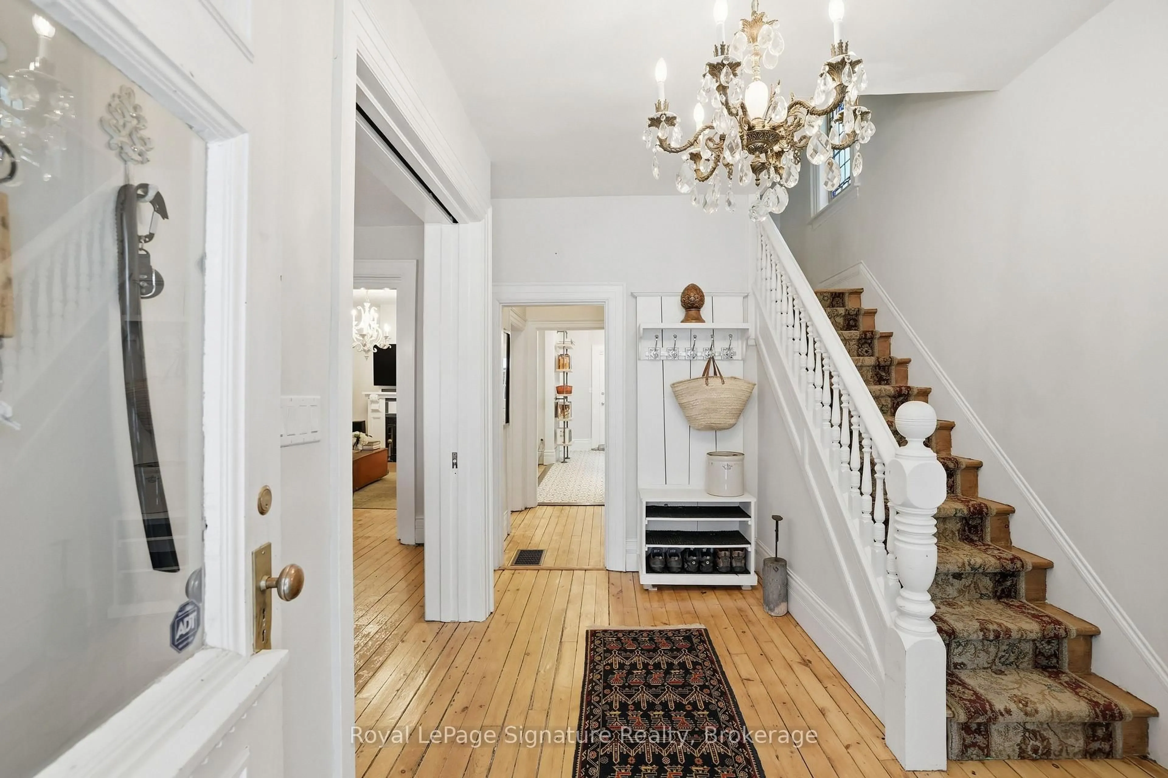 Indoor entryway for 348 Sixth St, Collingwood Ontario L9Y 1Z5