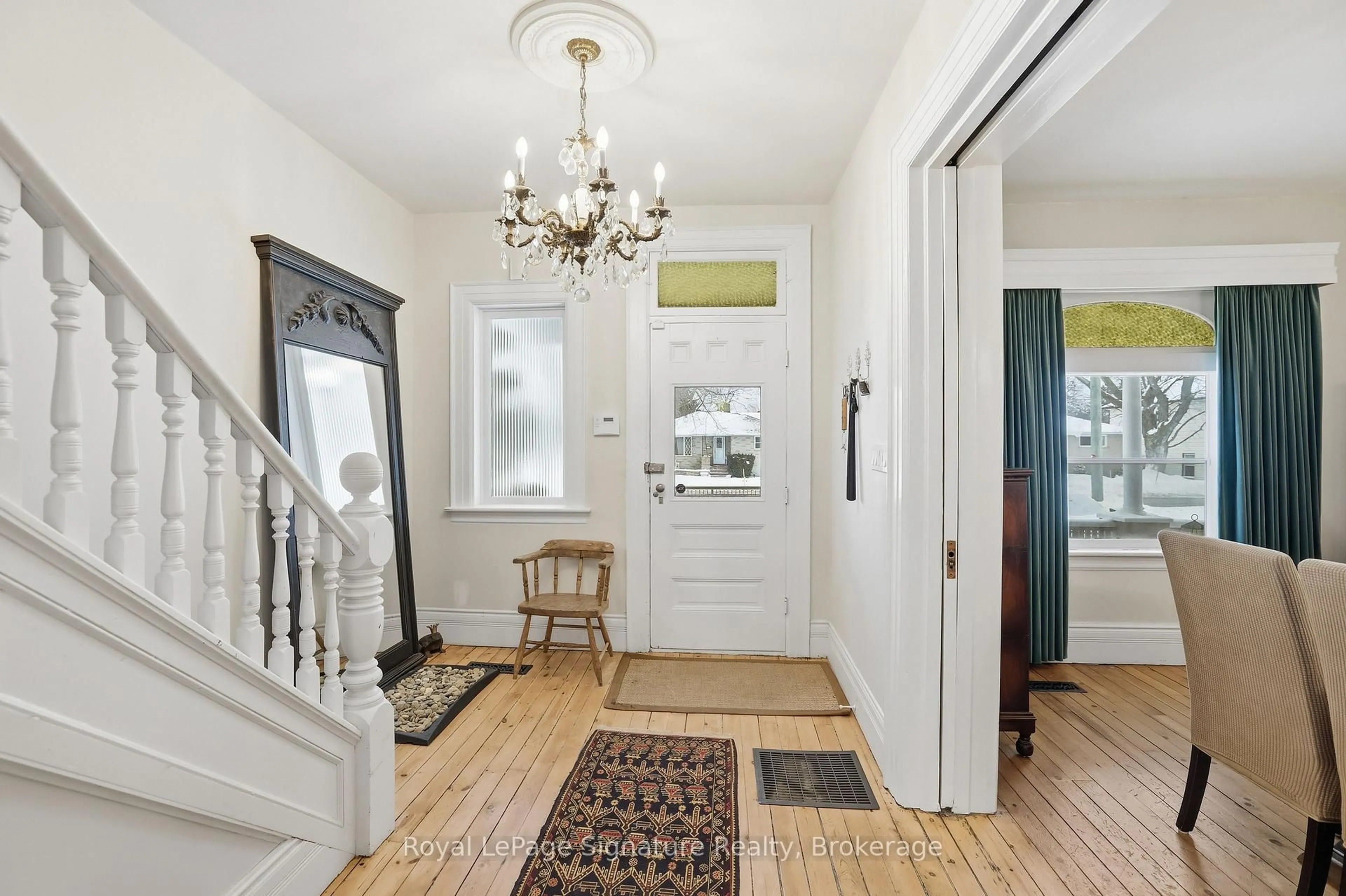 Indoor entryway for 348 Sixth St, Collingwood Ontario L9Y 1Z5