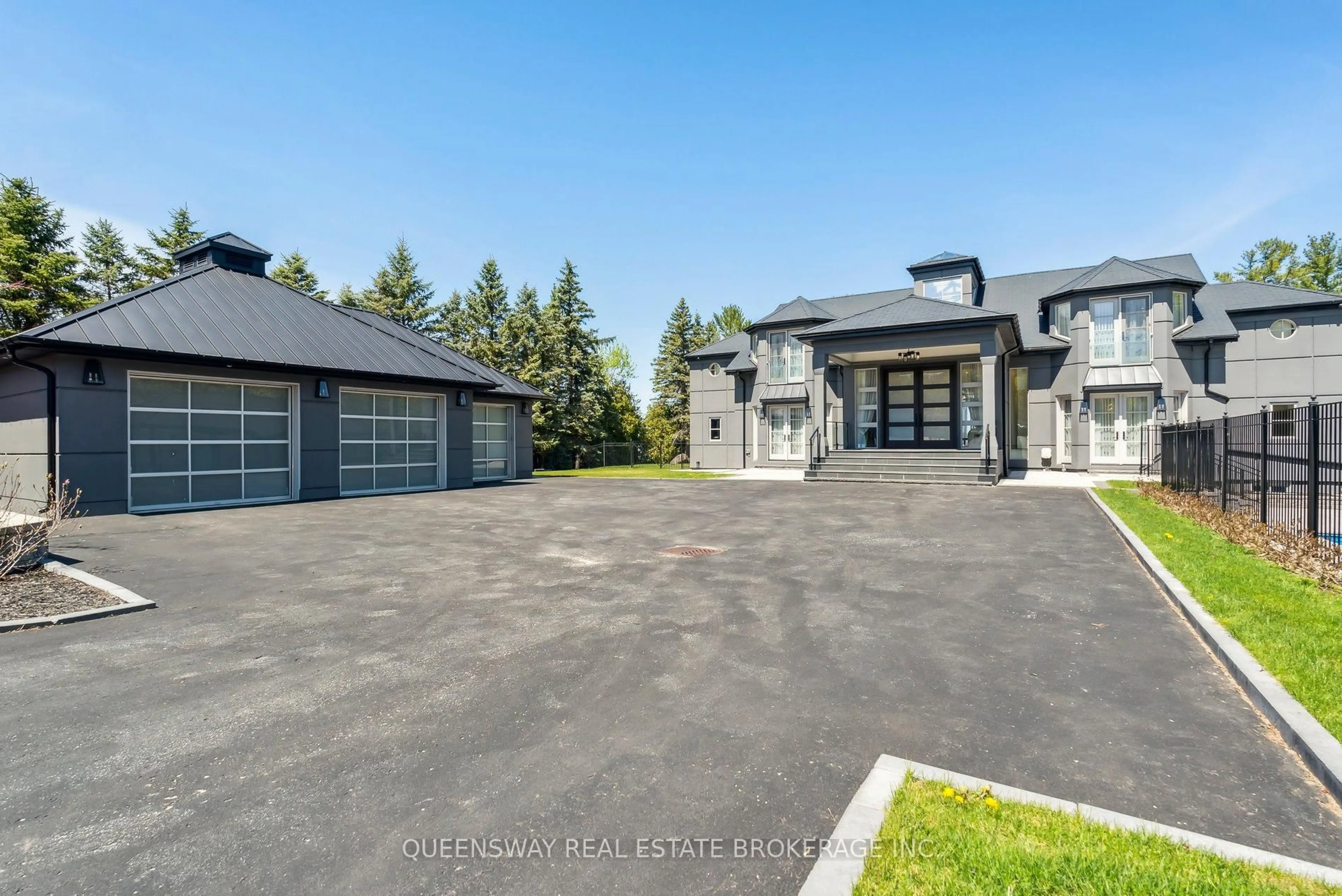 A pic from outside/outdoor area/front of a property/back of a property/a pic from drone, street for 36 Pioneer Tr, Barrie Ontario L4N 0T8