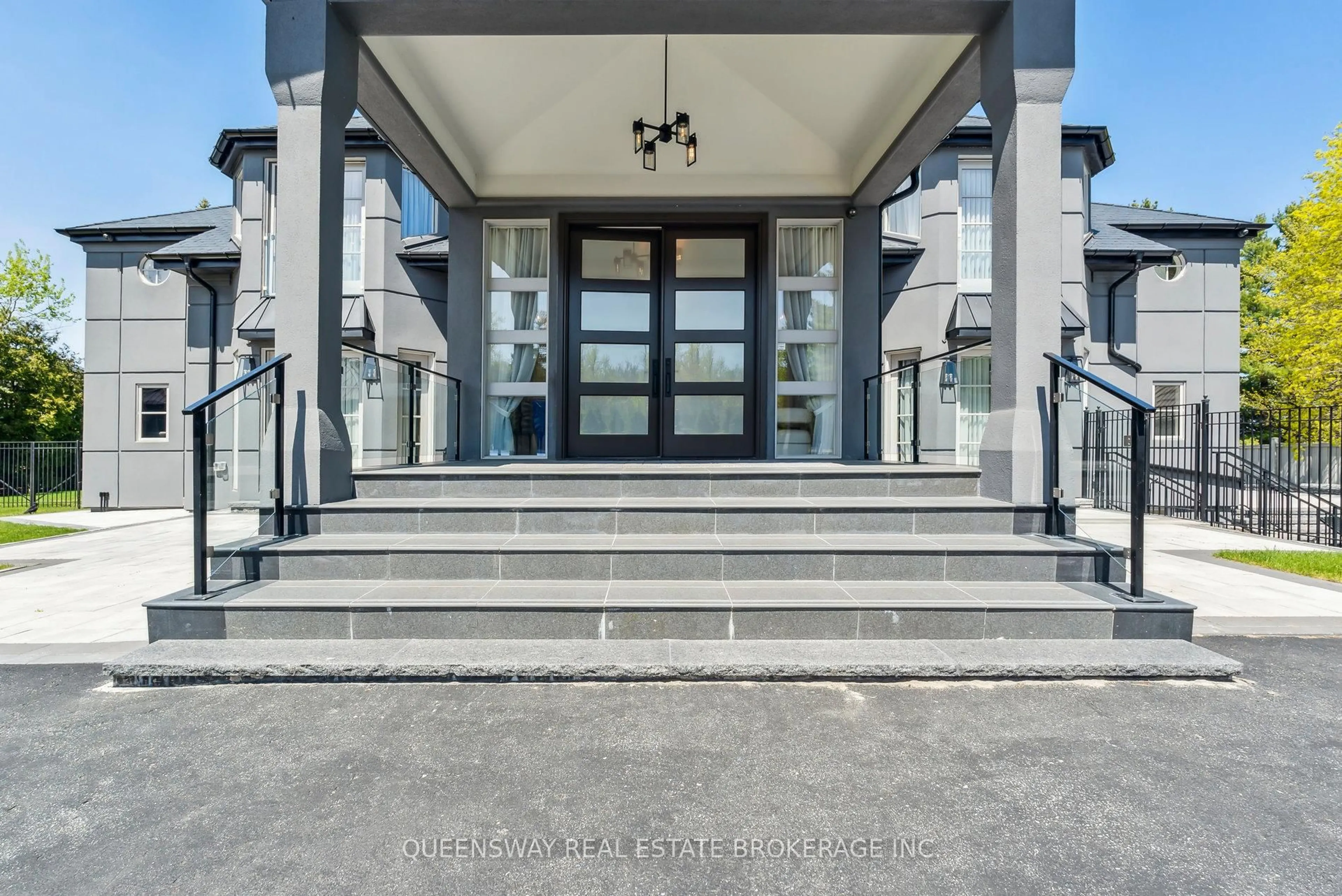 Indoor foyer for 36 Pioneer Tr, Barrie Ontario L4N 0T8