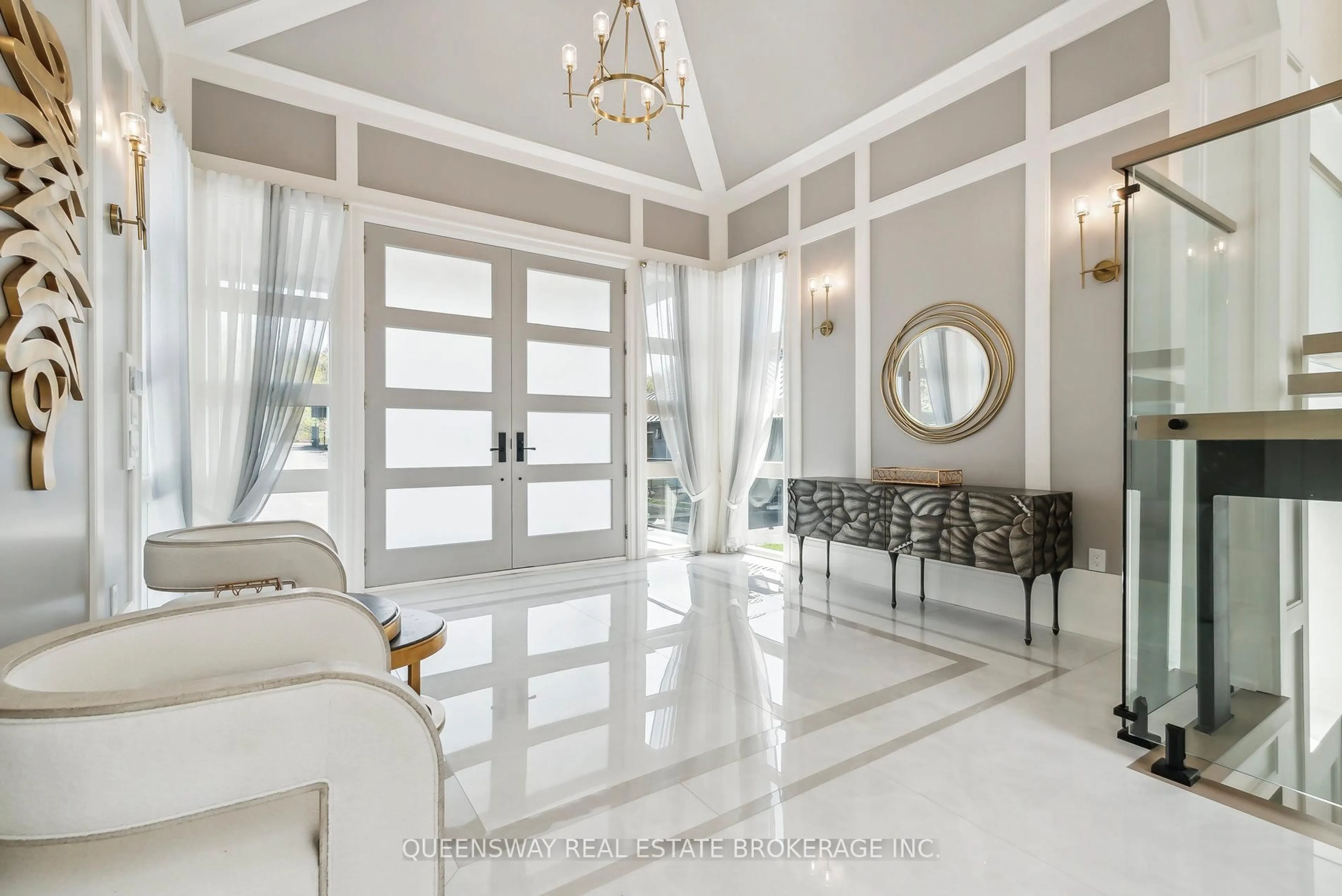 Indoor foyer for 36 Pioneer Tr, Barrie Ontario L4N 0T8