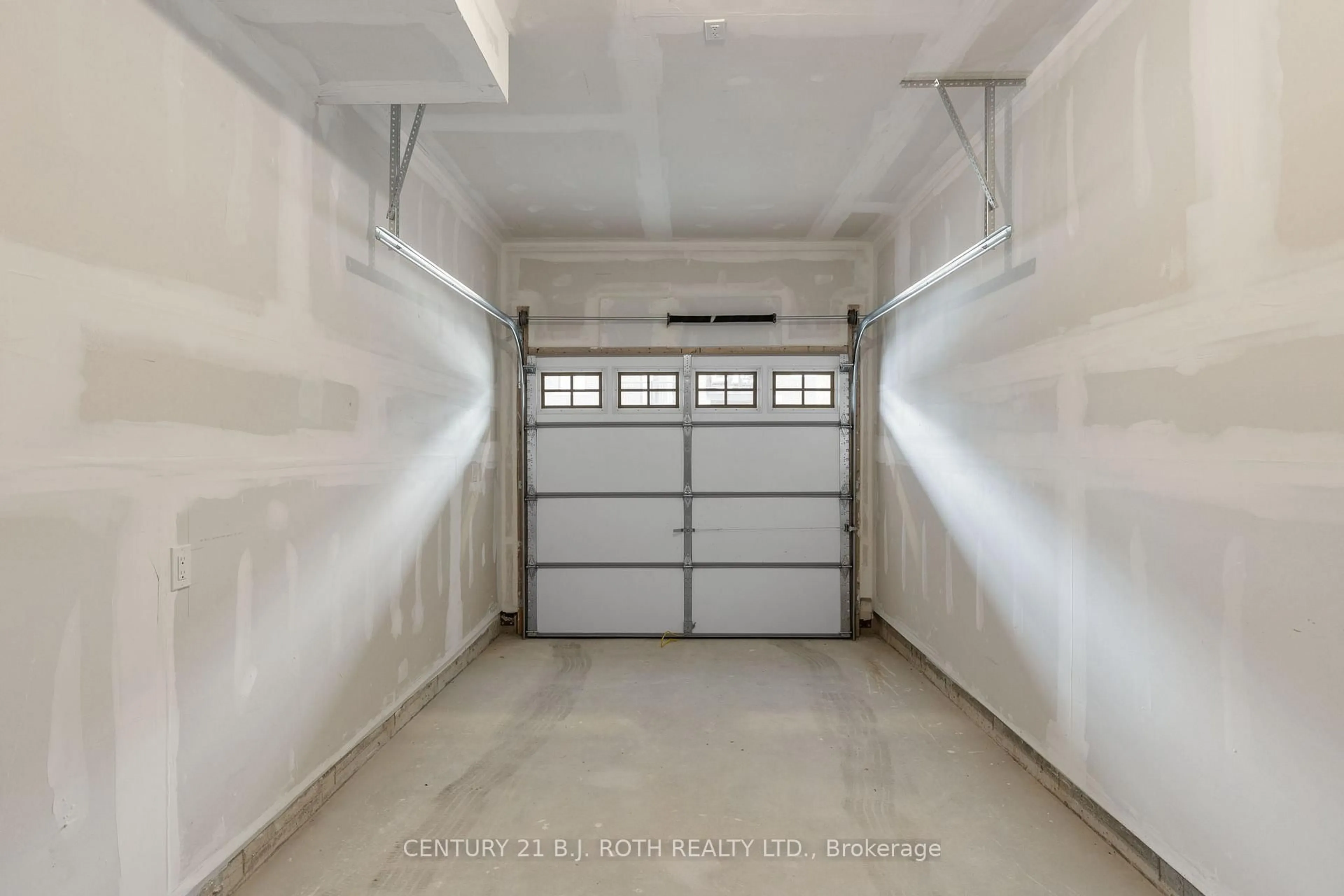 Indoor garage for 23 HAY Lane #4, Barrie Ontario L9J 0V6