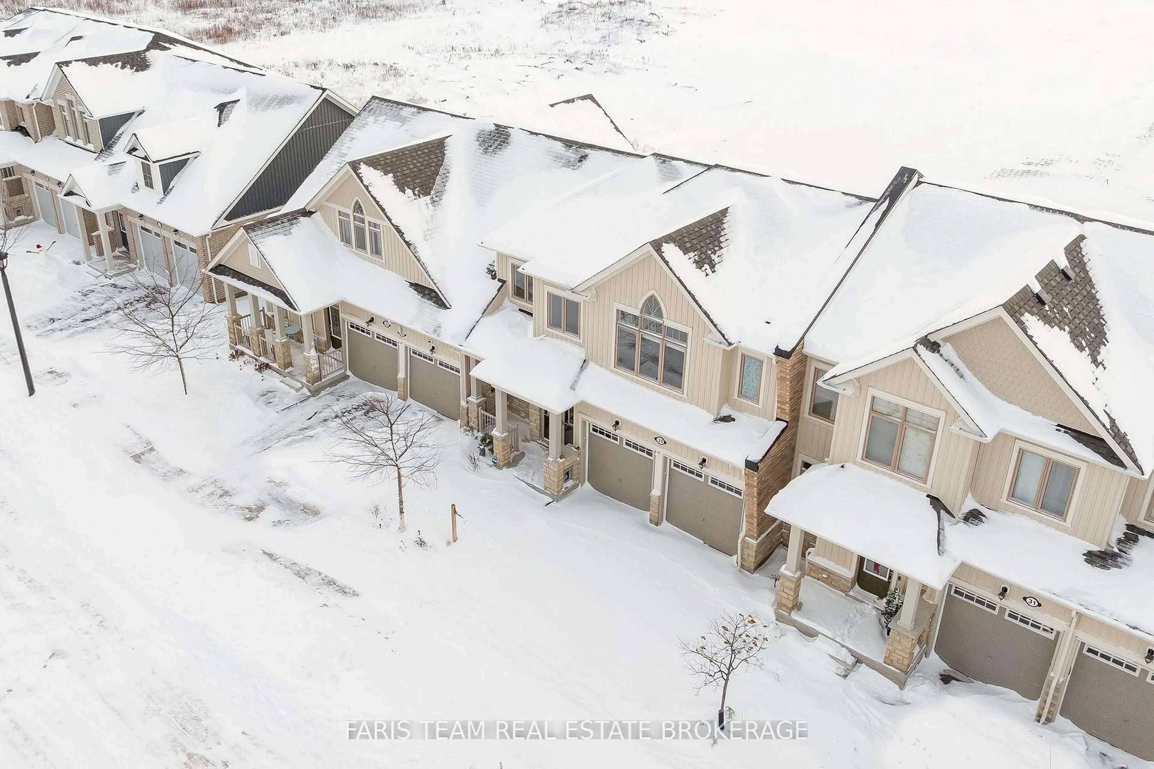 A pic from outside/outdoor area/front of a property/back of a property/a pic from drone, unknown for 33 Bianca Cres, Wasaga Beach Ontario L9Z 0H6