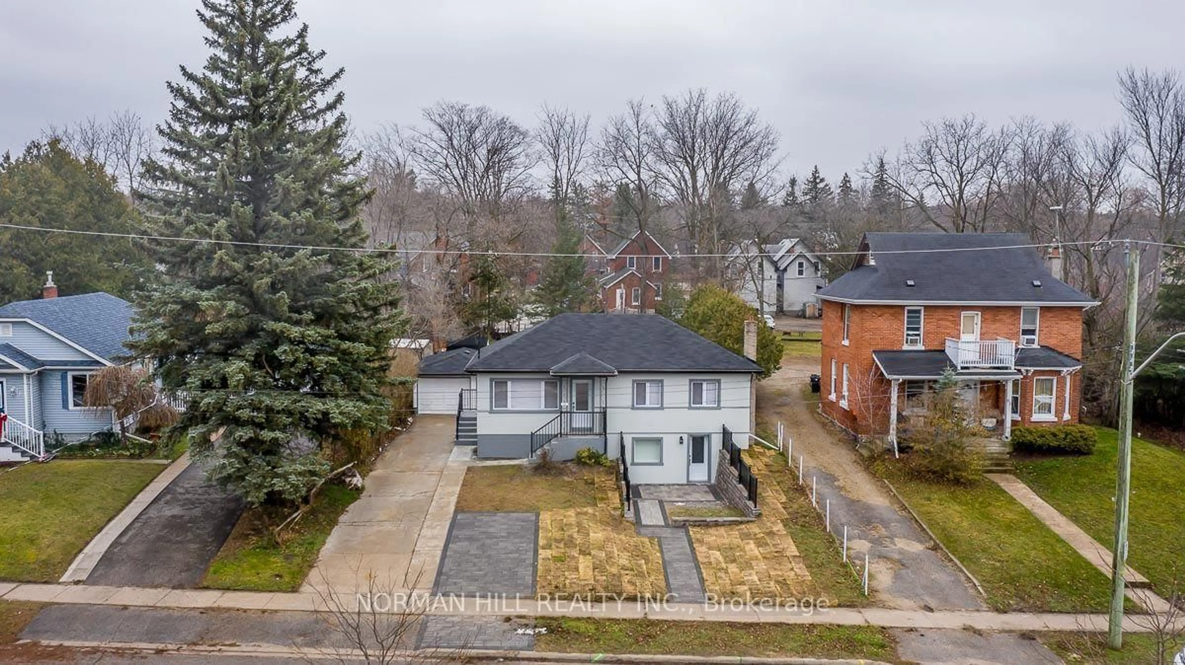 A pic from outside/outdoor area/front of a property/back of a property/a pic from drone, street for 72 Cumberland St, Barrie Ontario L4N 2P6