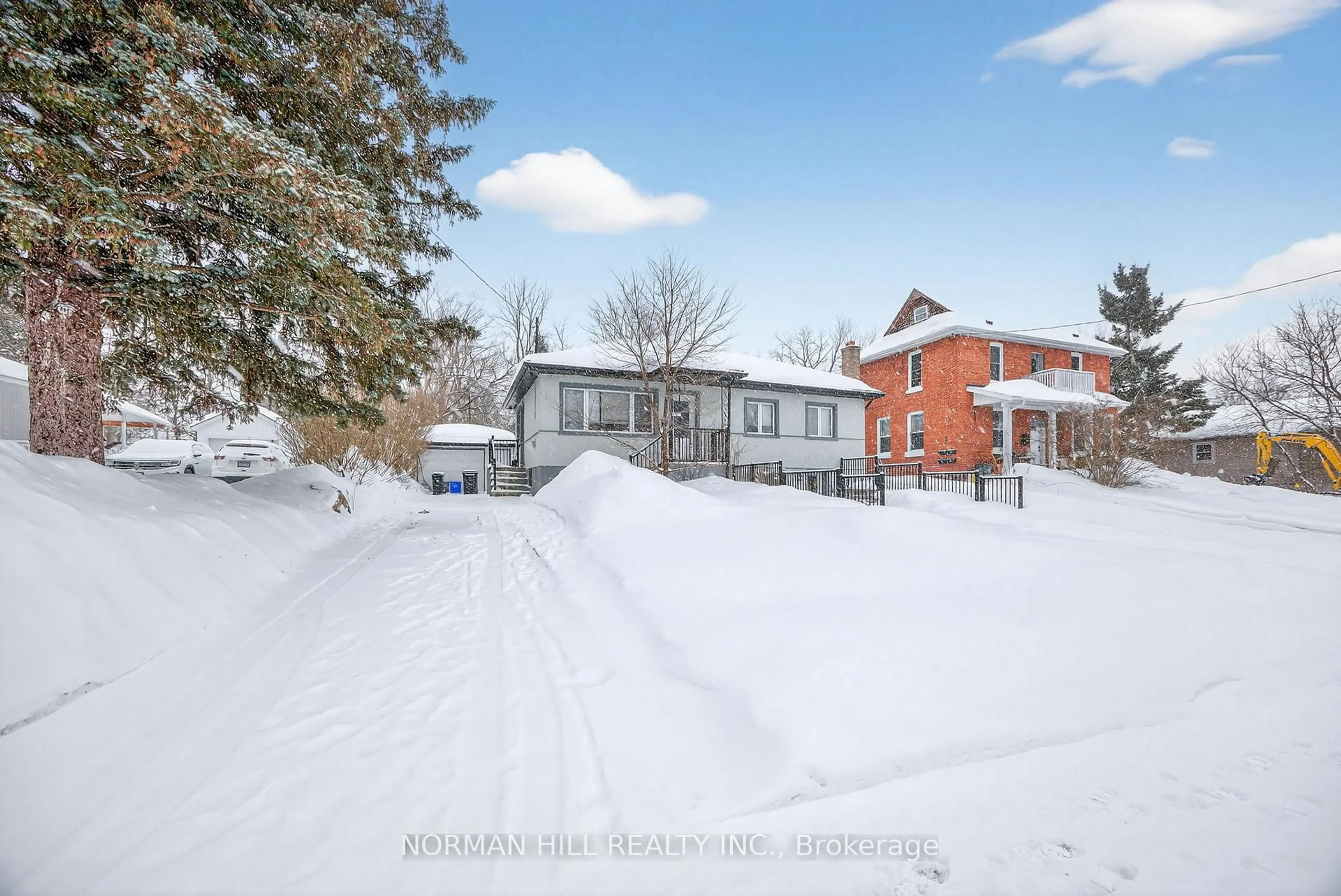 A pic from outside/outdoor area/front of a property/back of a property/a pic from drone, street for 72 Cumberland St, Barrie Ontario L4N 2P6