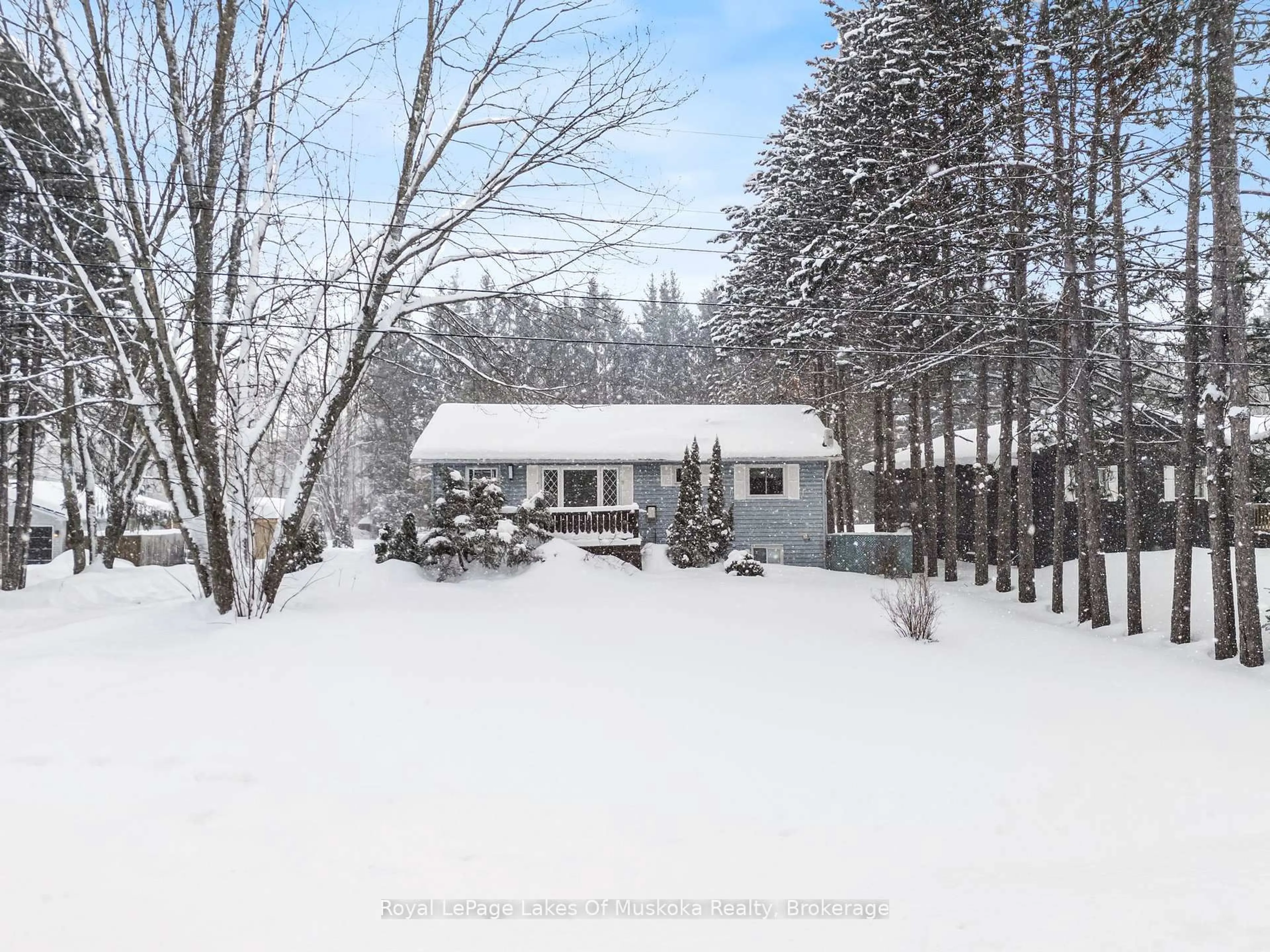 A pic from outside/outdoor area/front of a property/back of a property/a pic from drone, street for 8020 Park Lane Cres, Ramara Ontario L0K 2B0