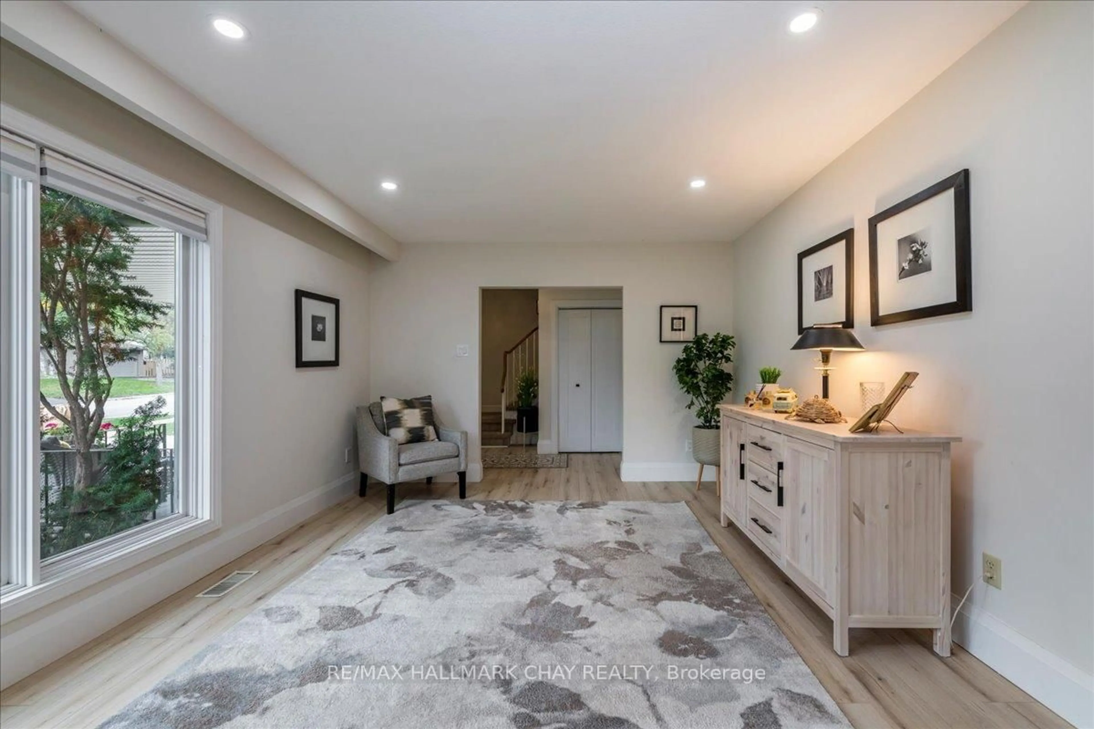 Indoor entryway for 56 Marshall St, Barrie Ontario L4N 3S7