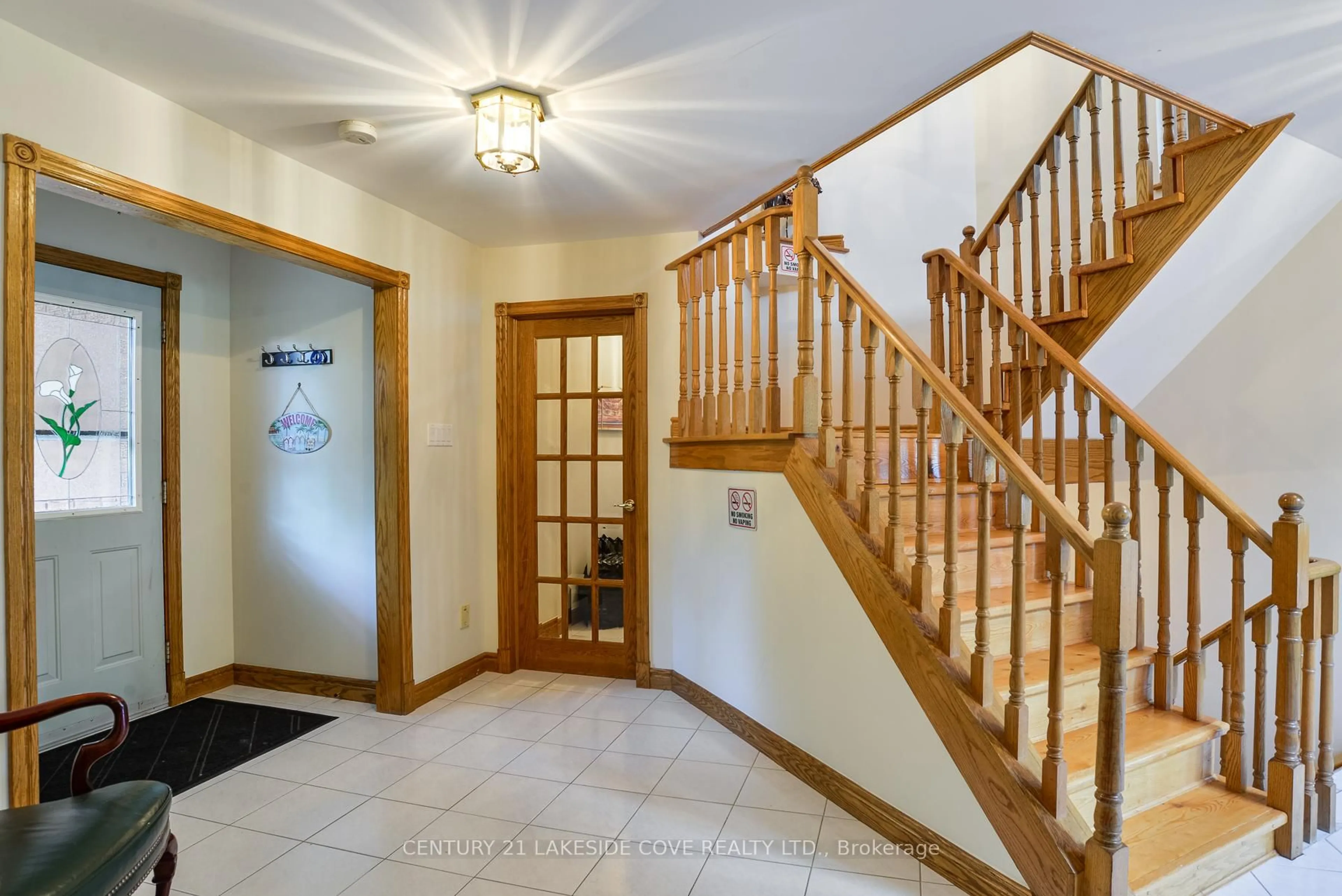 Indoor foyer for 40 Ridge Ave, Ramara Ontario L0K 1B0