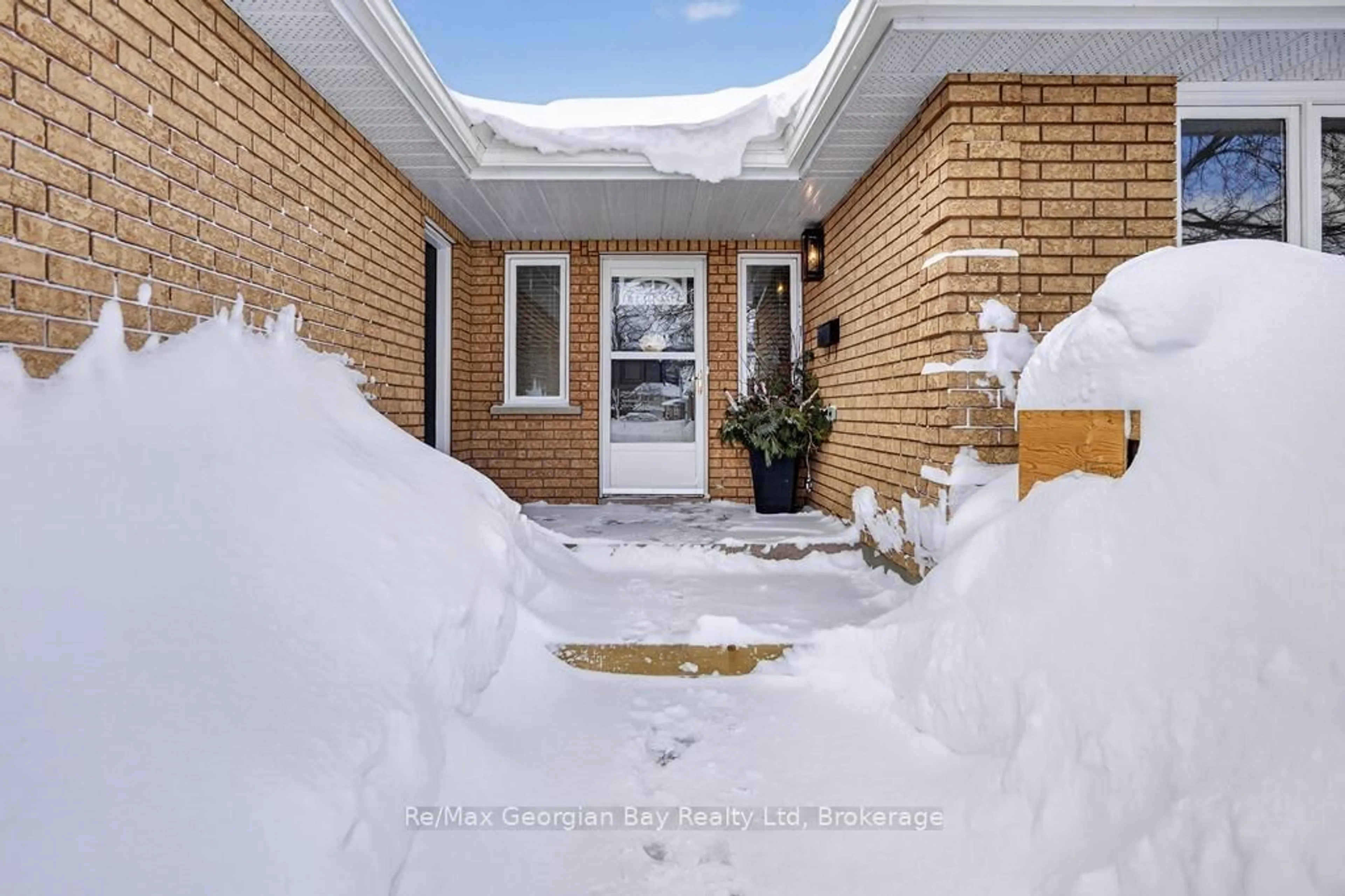 Indoor entryway for 197 MAPLEDAWN Dr, Midland Ontario L4R 5B9