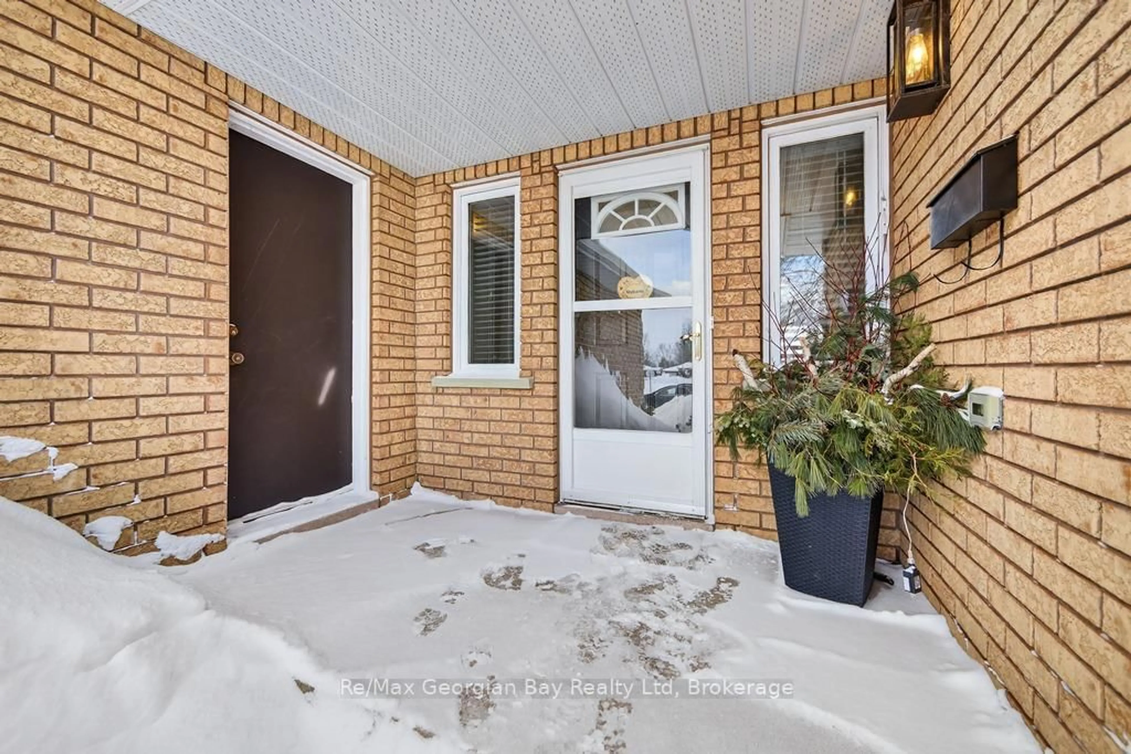 Indoor entryway for 197 MAPLEDAWN Dr, Midland Ontario L4R 5B9