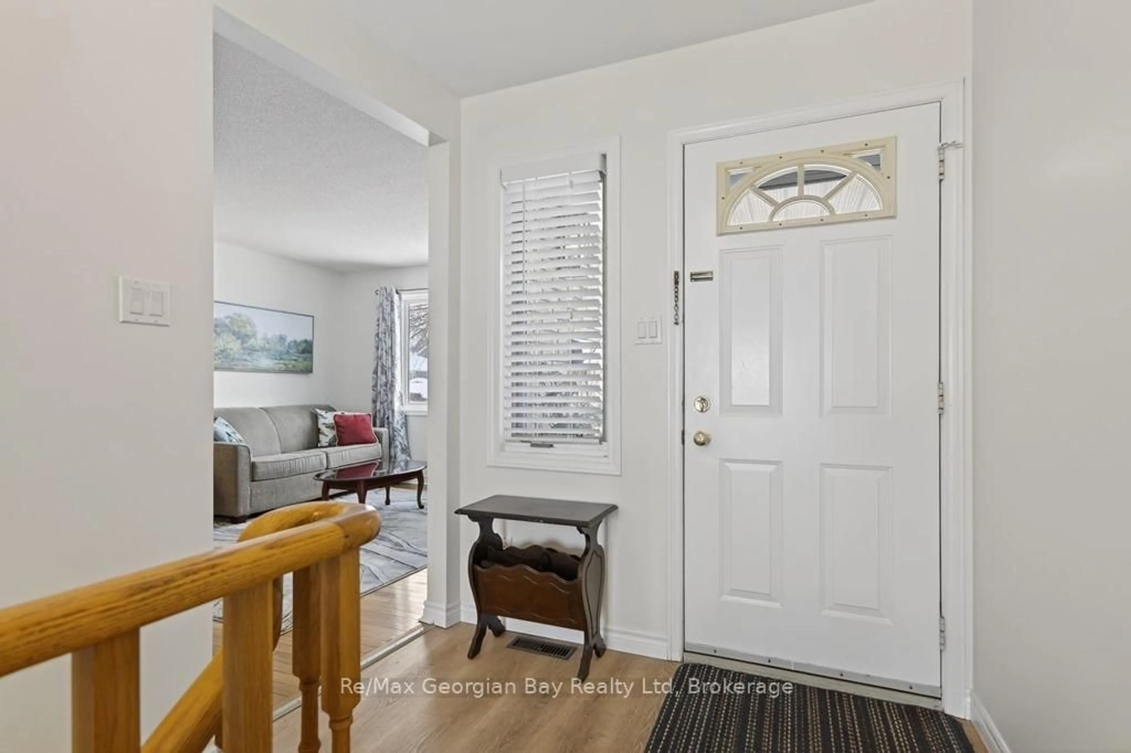 Indoor entryway for 197 MAPLEDAWN Dr, Midland Ontario L4R 5B9