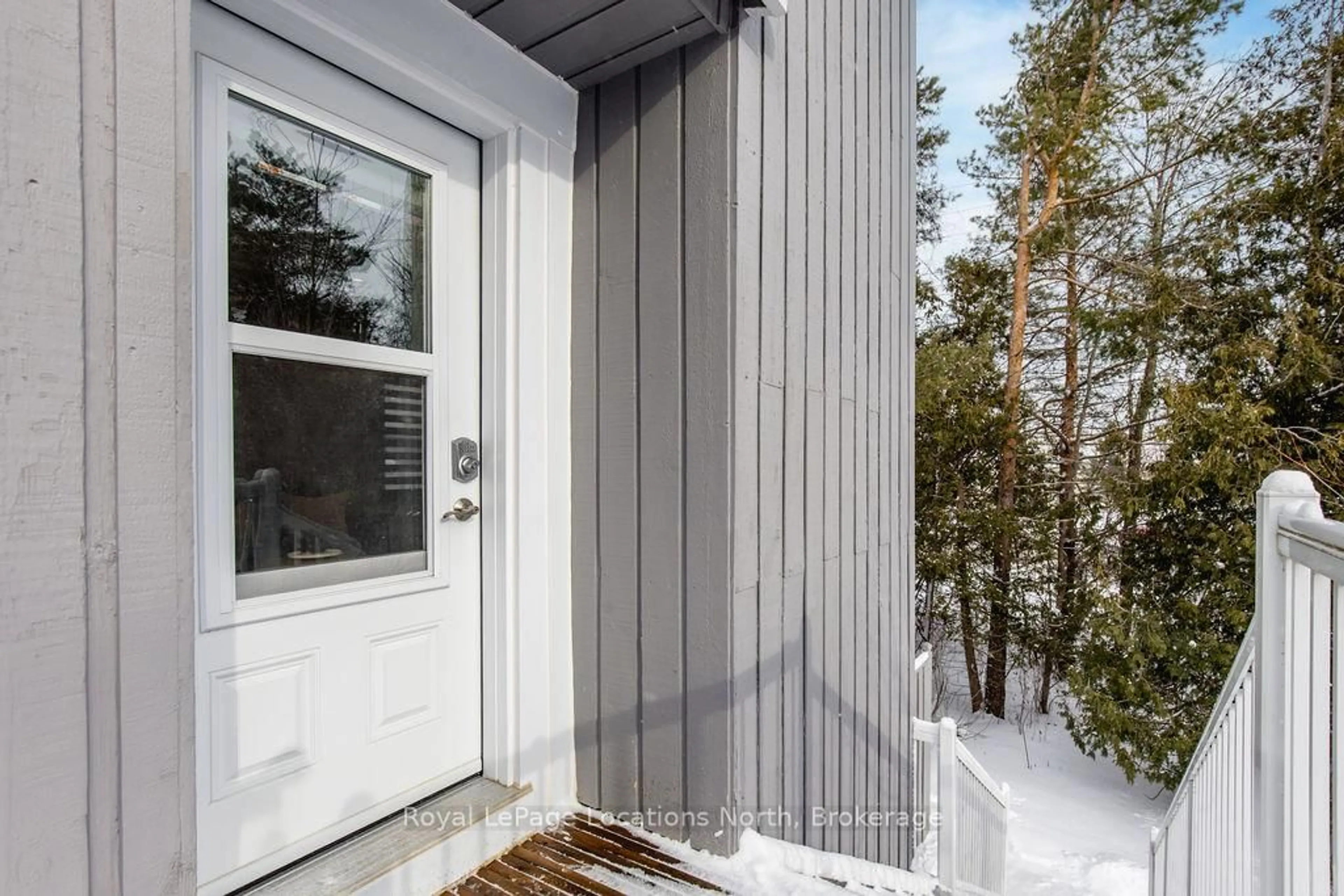 Indoor entryway for 19 DAWSON Dr #71, Collingwood Ontario L9Y 5B4