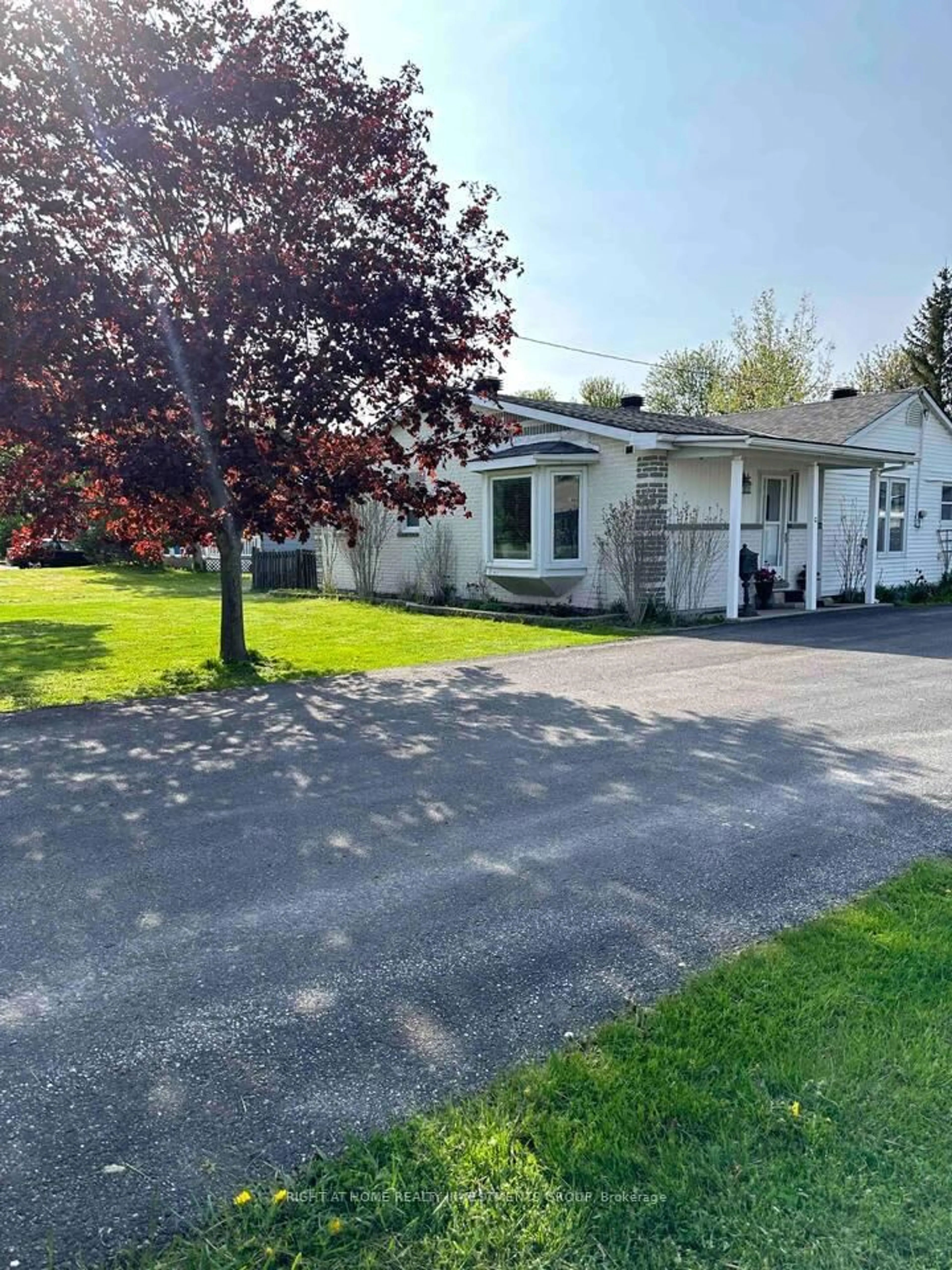 A pic from outside/outdoor area/front of a property/back of a property/a pic from drone, street for 338 Little Ave, Barrie Ontario L4N 2Z6