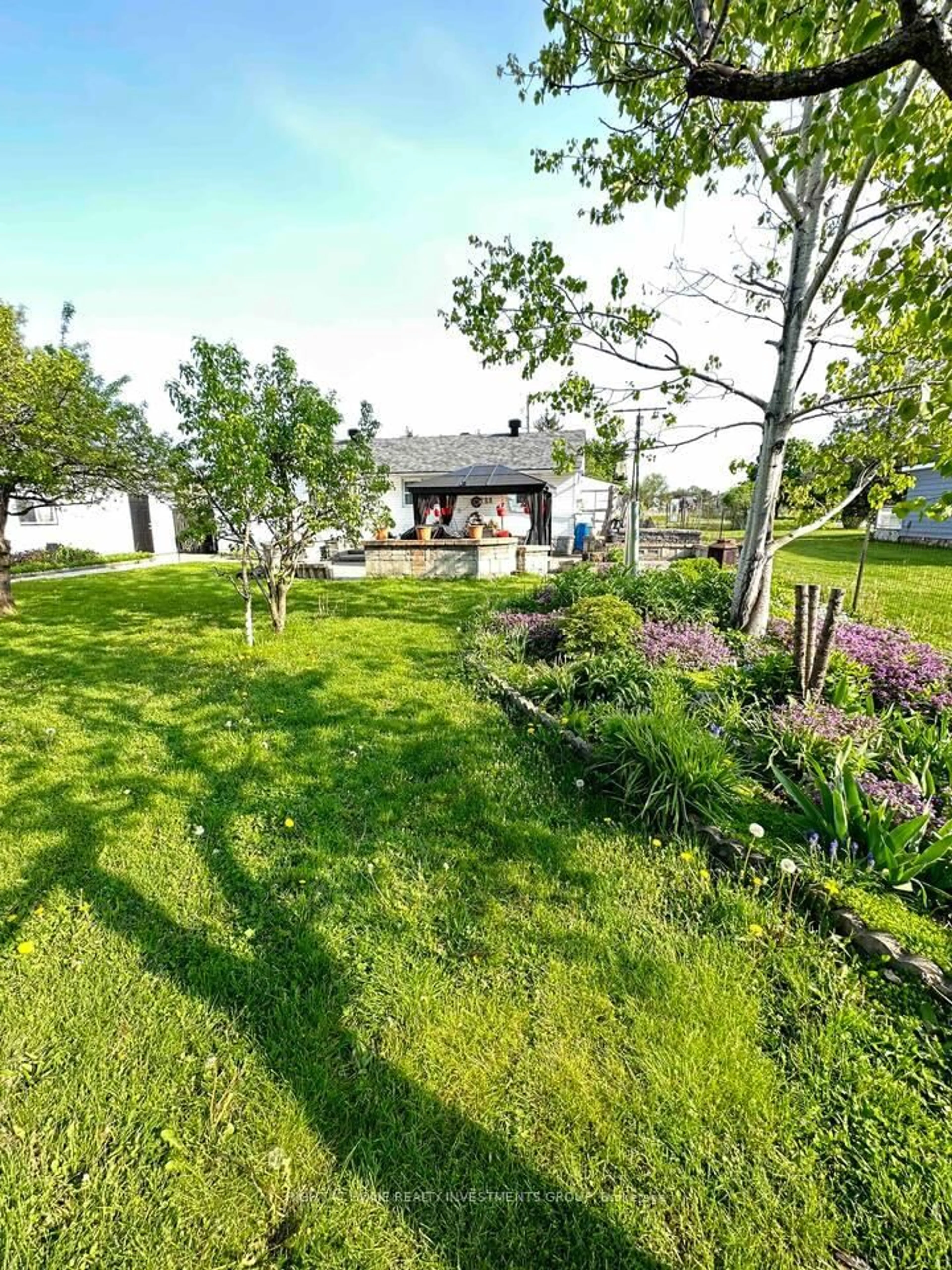 A pic from outside/outdoor area/front of a property/back of a property/a pic from drone, unknown for 338 Little Ave, Barrie Ontario L4N 2Z6