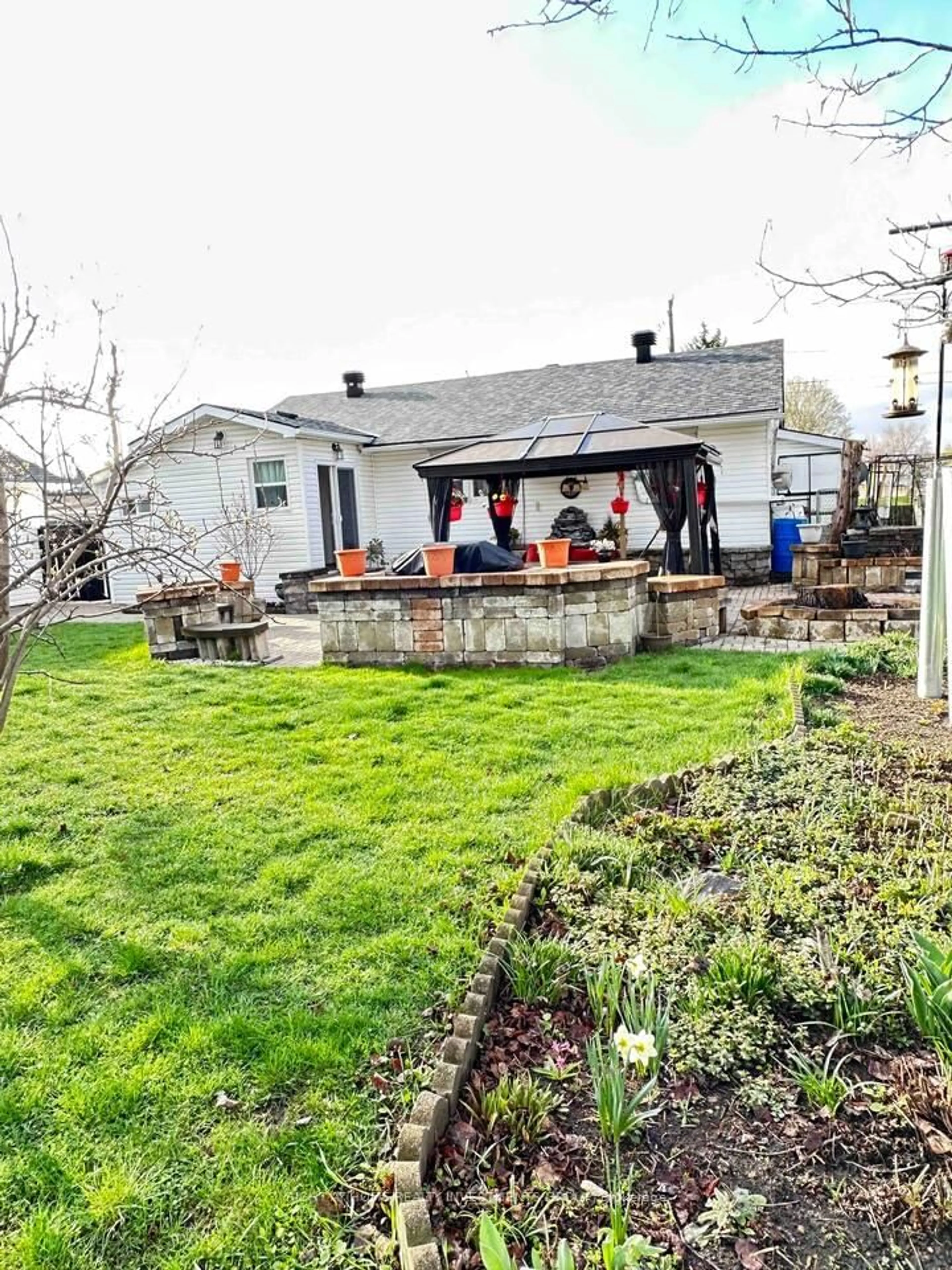 A pic from outside/outdoor area/front of a property/back of a property/a pic from drone, street for 338 Little Ave, Barrie Ontario L4N 2Z6