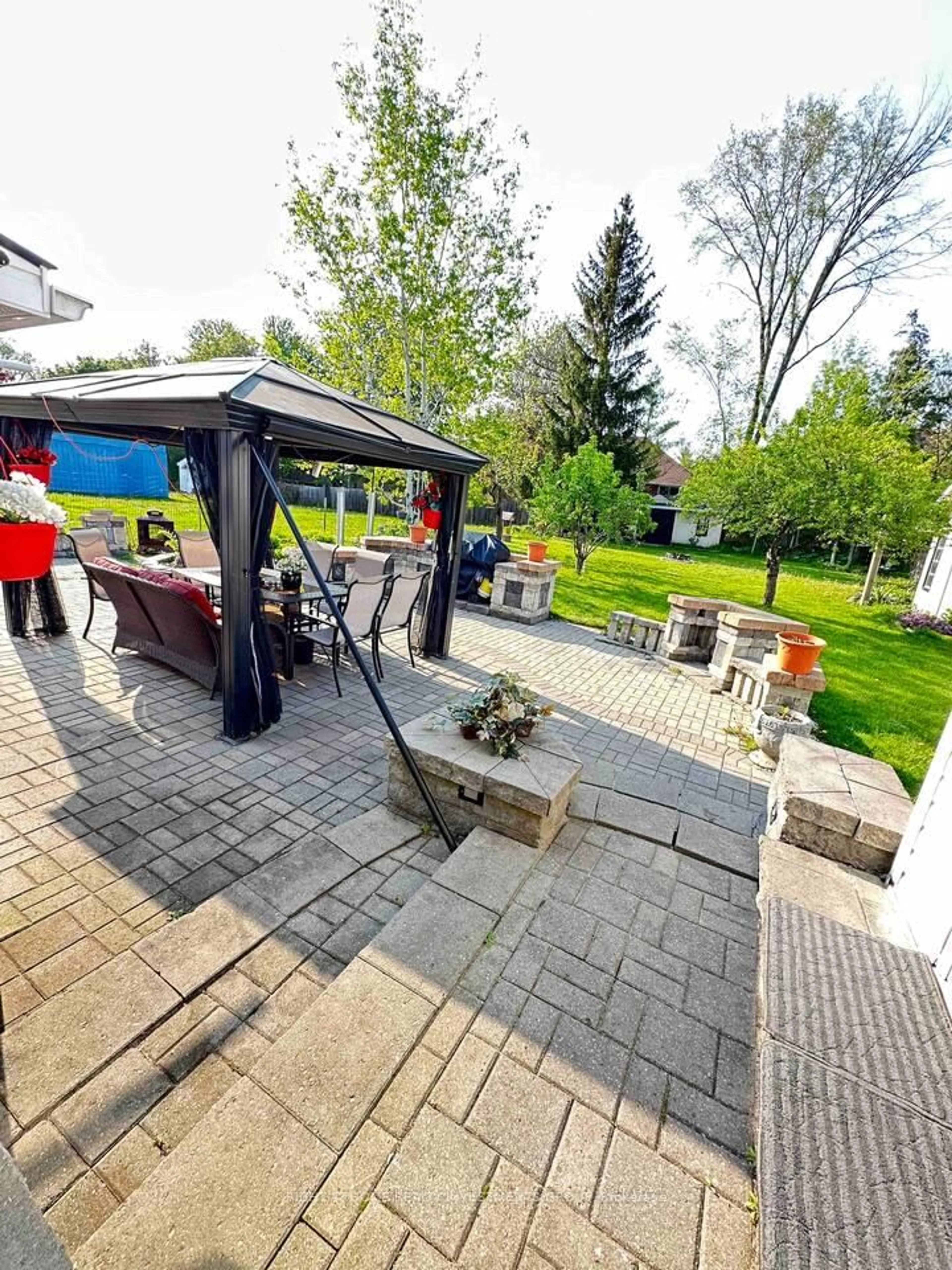 Patio, street for 338 Little Ave, Barrie Ontario L4N 2Z6