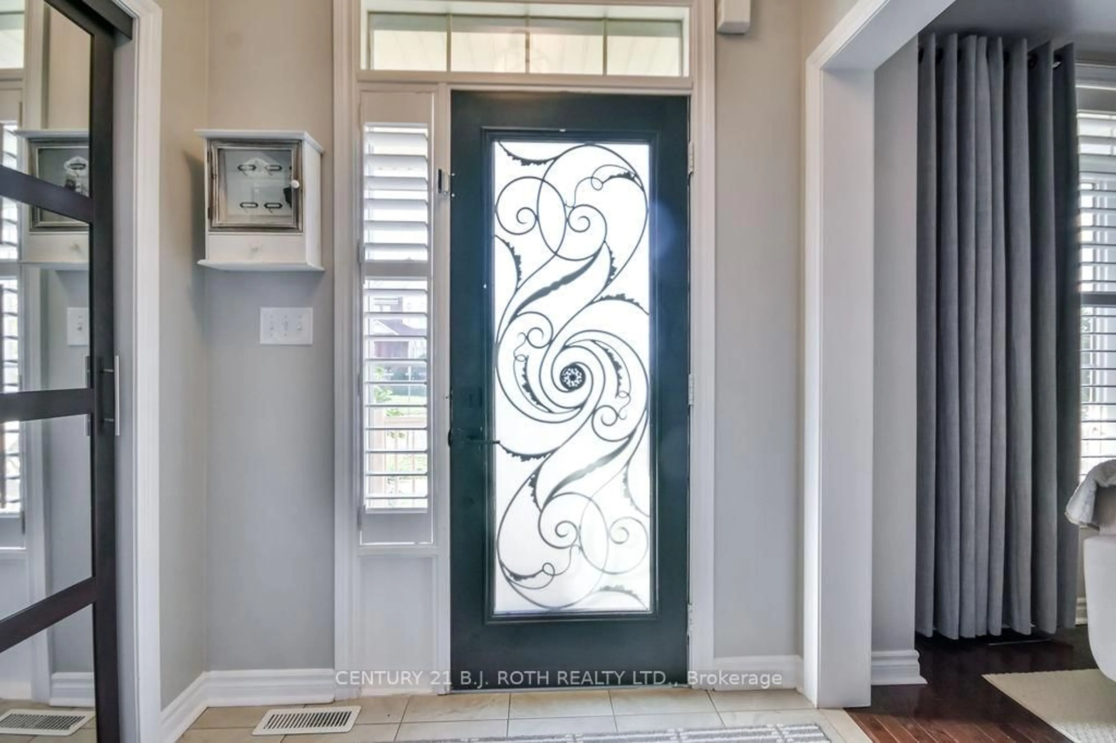 Indoor entryway for 63 The Queensway, Barrie Ontario L4M 7J3