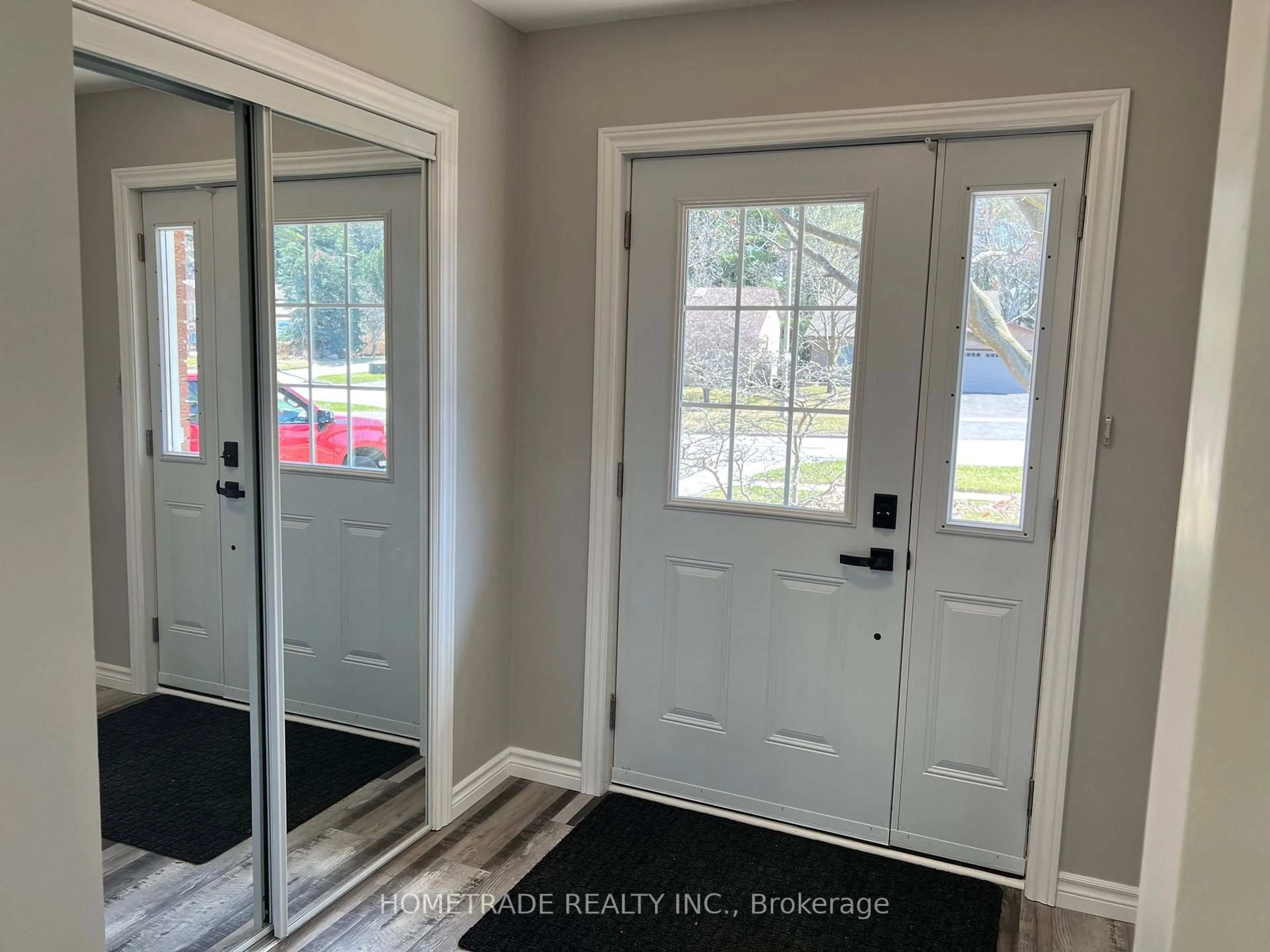 Indoor entryway for 206 Little Ave, Barrie Ontario L4N 6L1