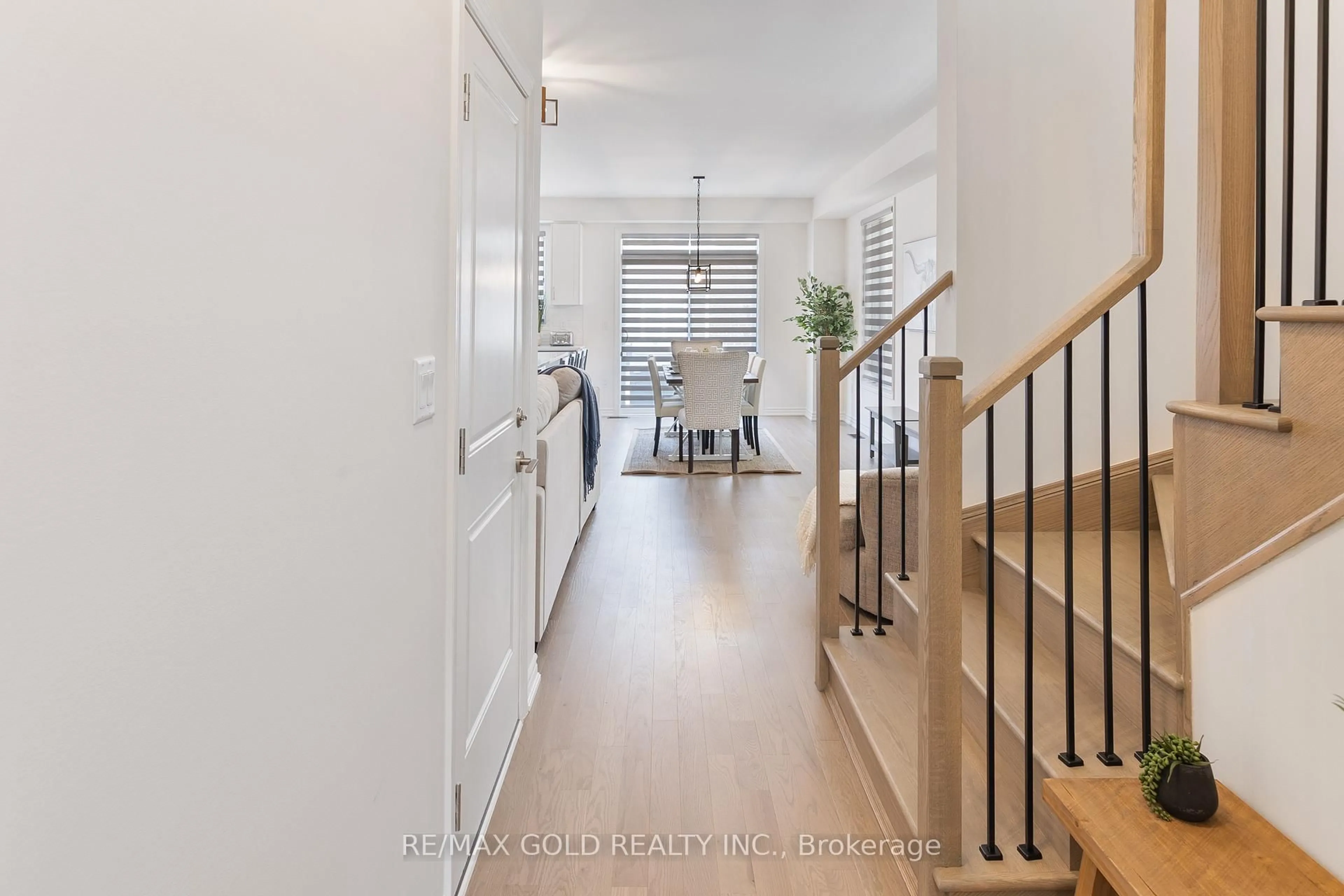 Indoor entryway for 91 Phoenix Blvd, Barrie Ontario L9S 2Z5