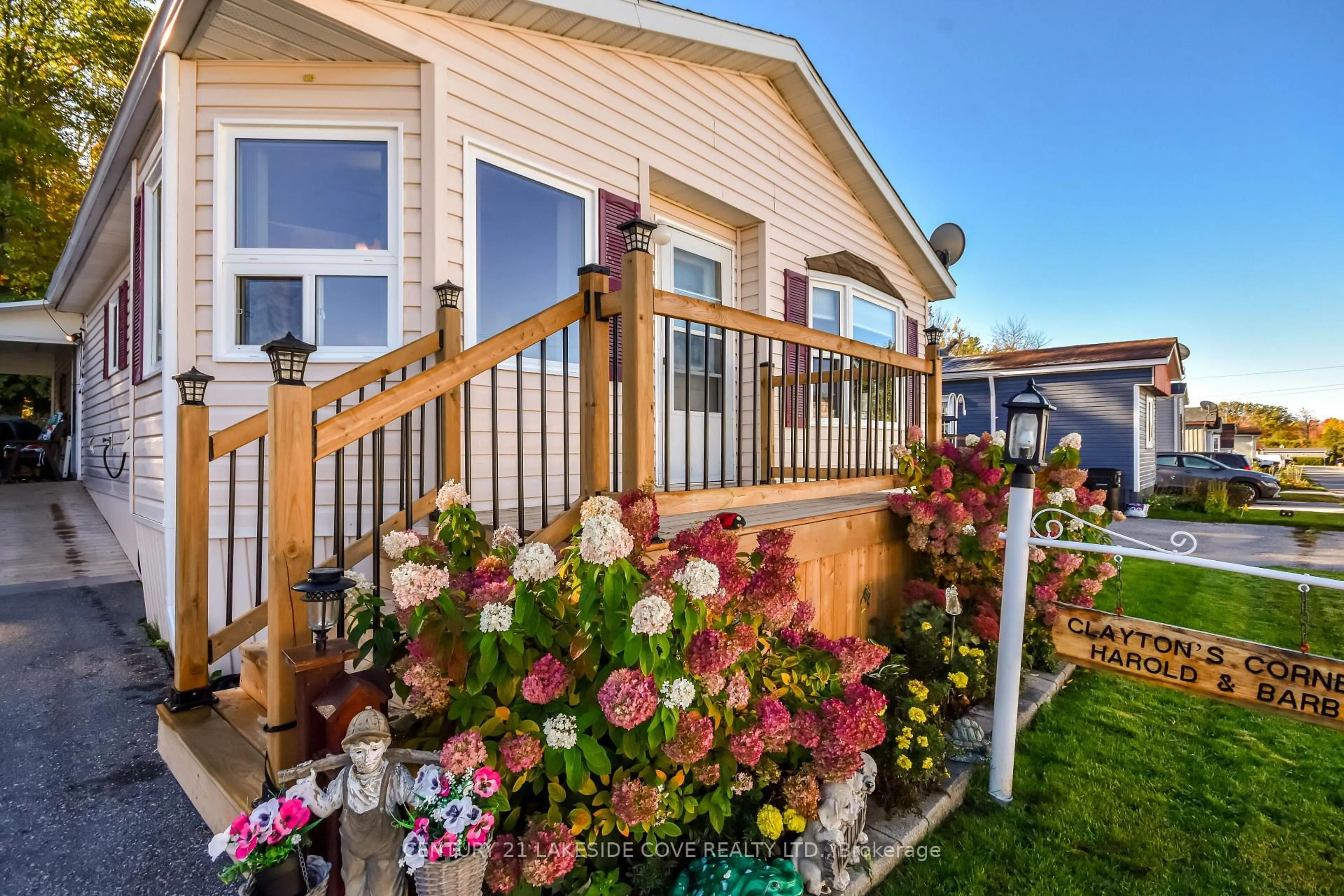 Home with vinyl exterior material, street for 1355 Hilltop Rd, Severn Ontario L3V 0V7