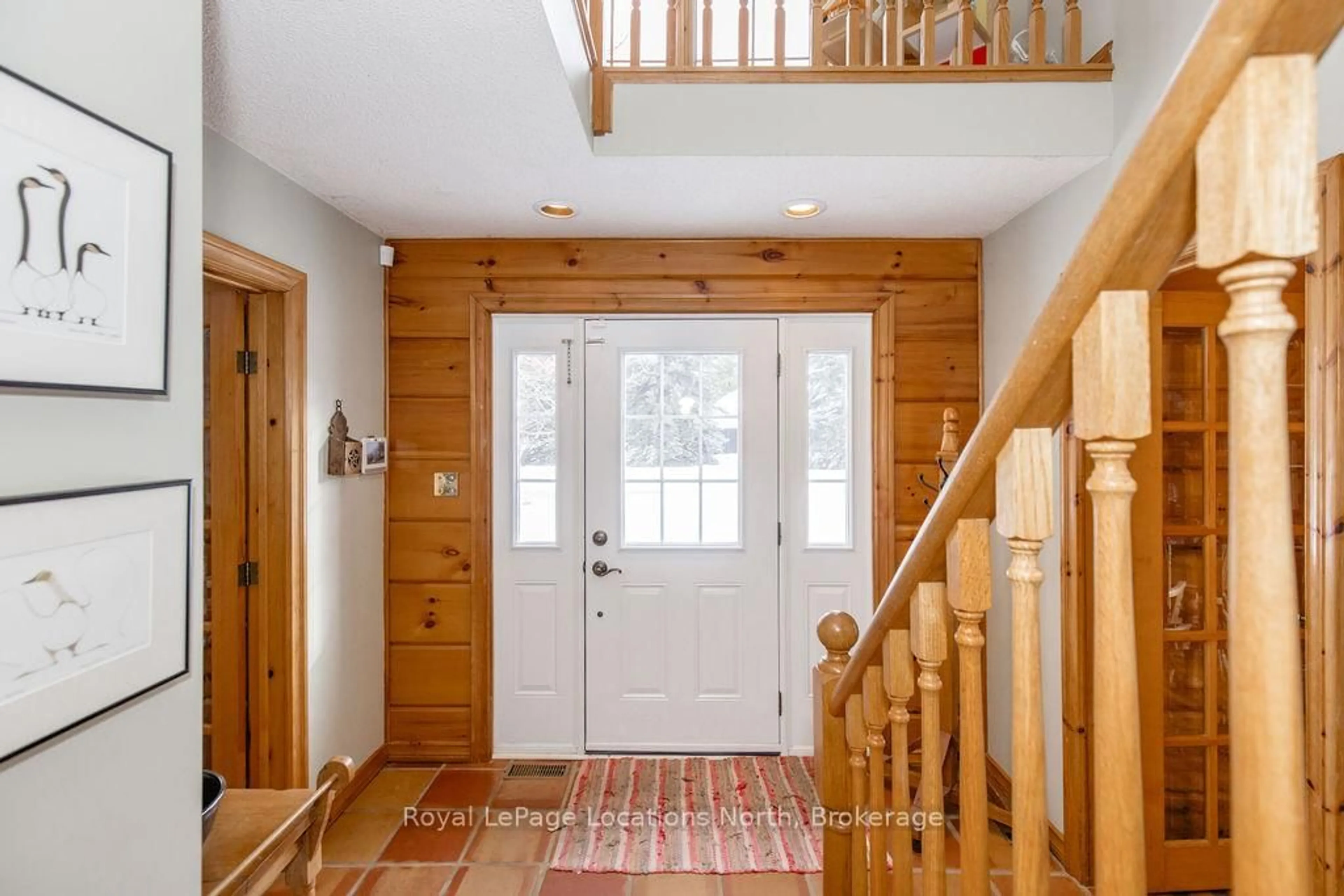 Indoor entryway for 59 WASAGA SANDS Dr, Wasaga Beach Ontario L9Z 1J4
