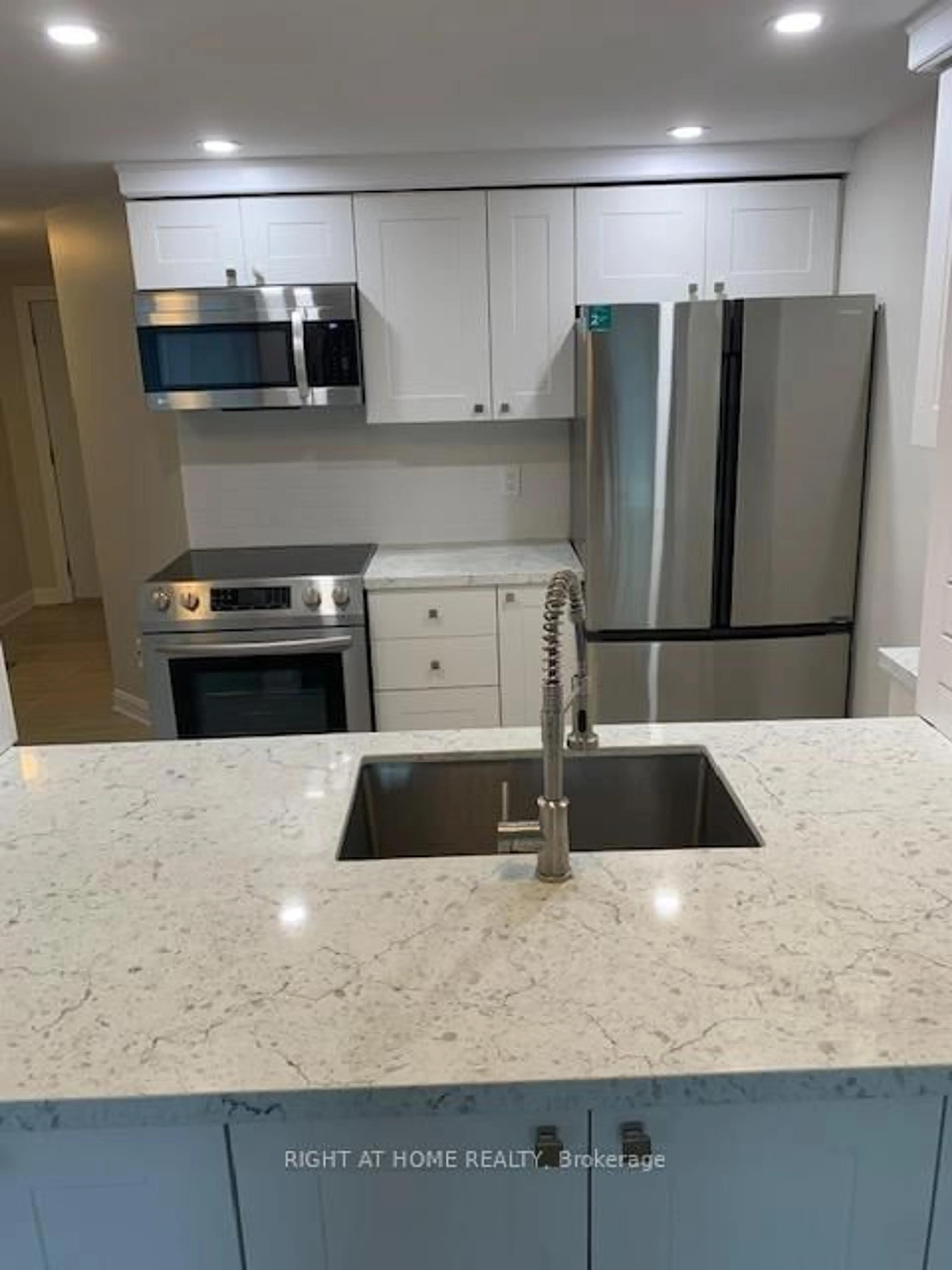 Standard kitchen, ceramic/tile floor for 362 Dunsmore 362 Dunsmore Ln Lane, Barrie Ontario L4M 7B2