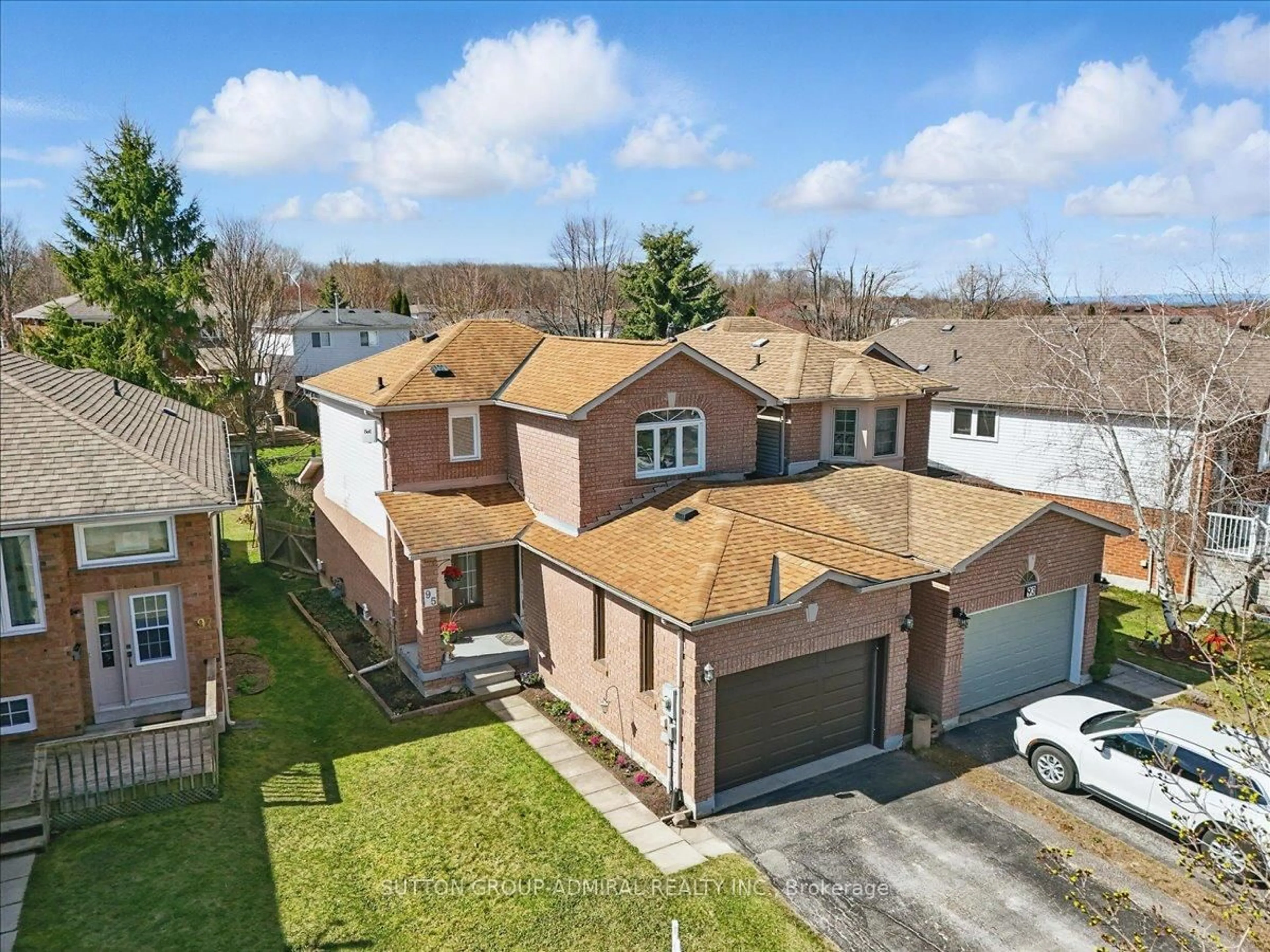 A pic from outside/outdoor area/front of a property/back of a property/a pic from drone, street for 95 Athabaska Rd, Barrie Ontario L4N 8E9