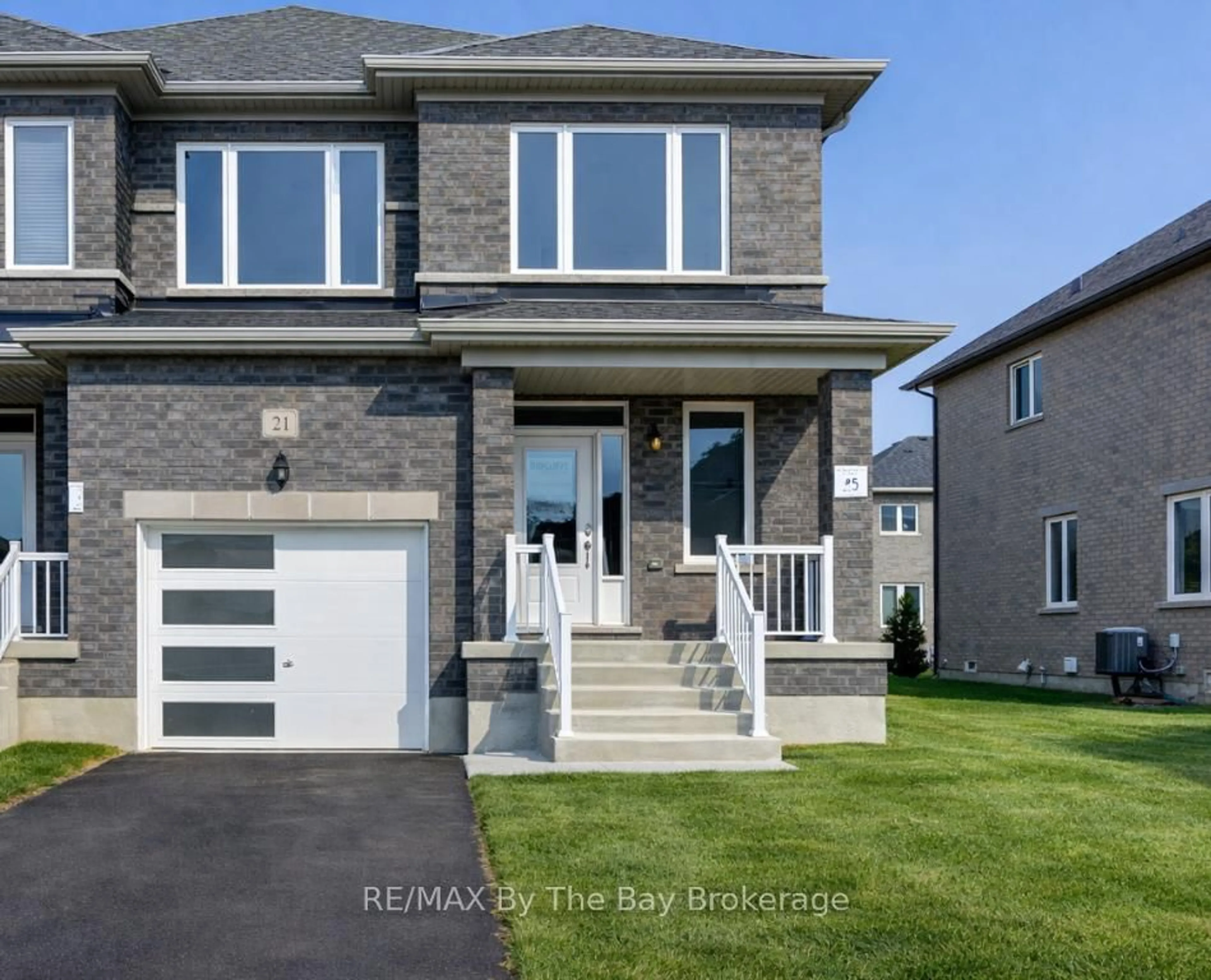 Home with brick exterior material, street for 21 Lisa St, Wasaga Beach Ontario L9Z 1J9