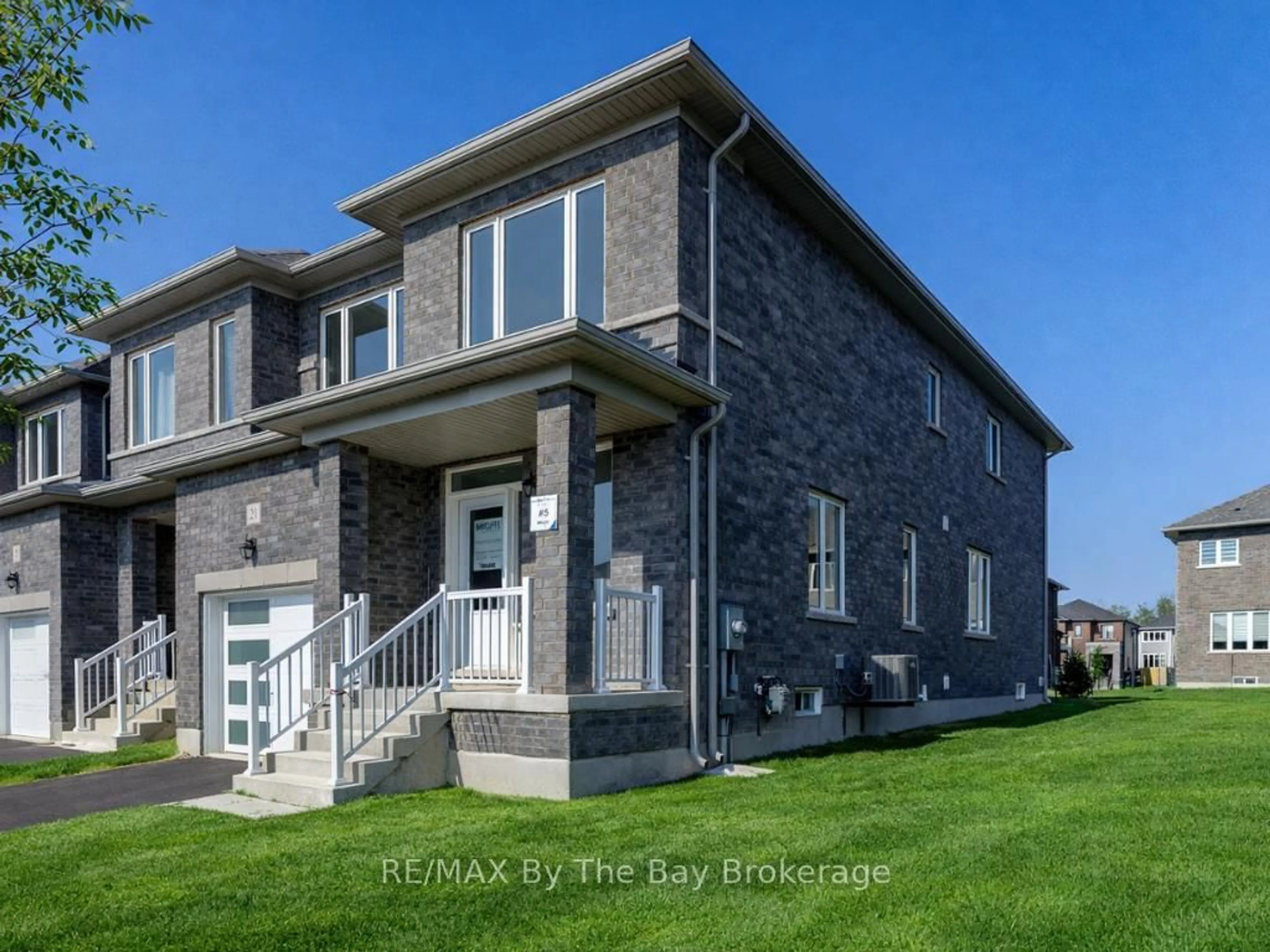 Home with brick exterior material, building for 21 Lisa St, Wasaga Beach Ontario L9Z 1J9