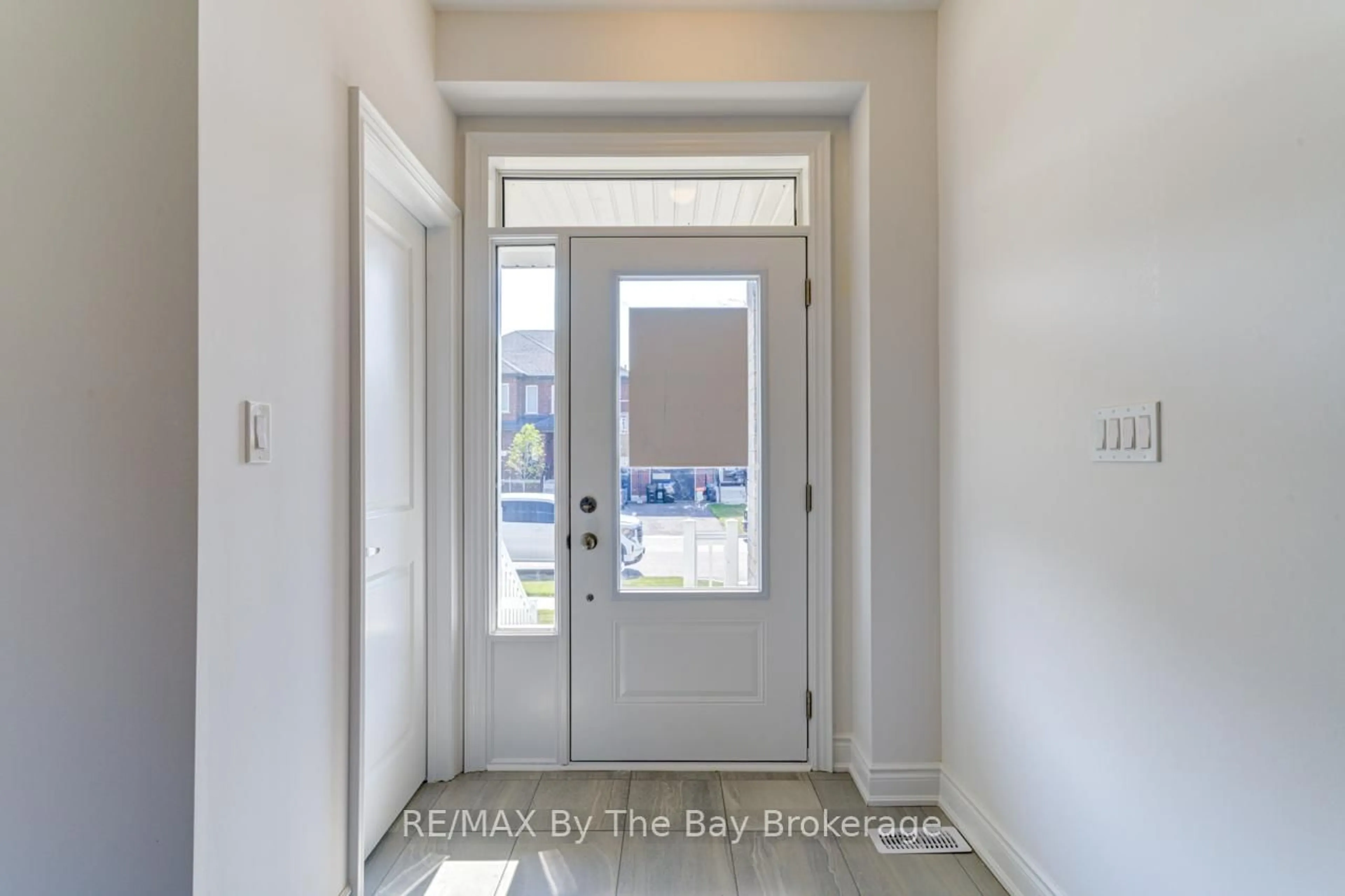 Indoor entryway for 21 Lisa St, Wasaga Beach Ontario L9Z 1J9