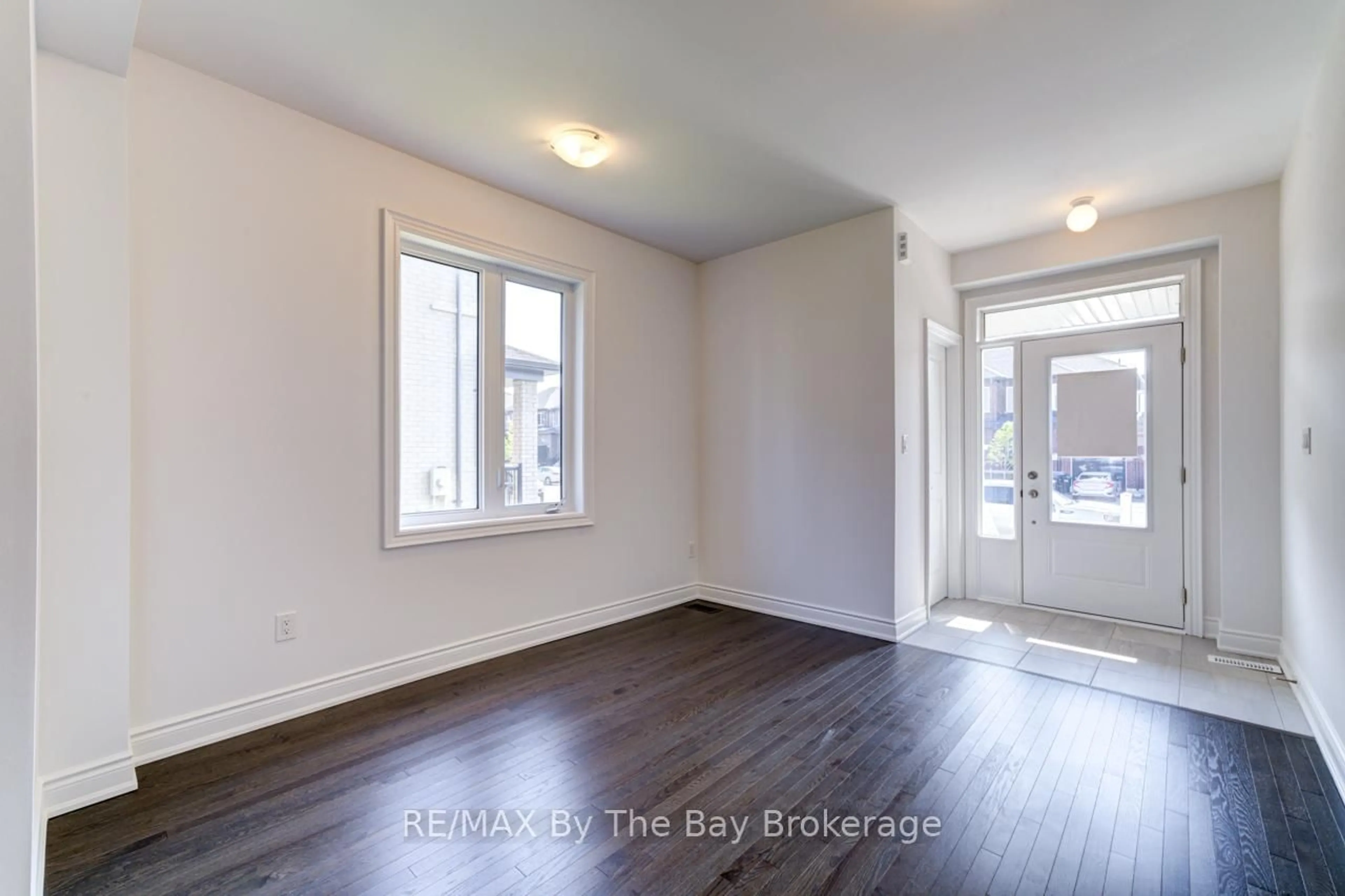 Indoor entryway for 21 Lisa St, Wasaga Beach Ontario L9Z 1J9