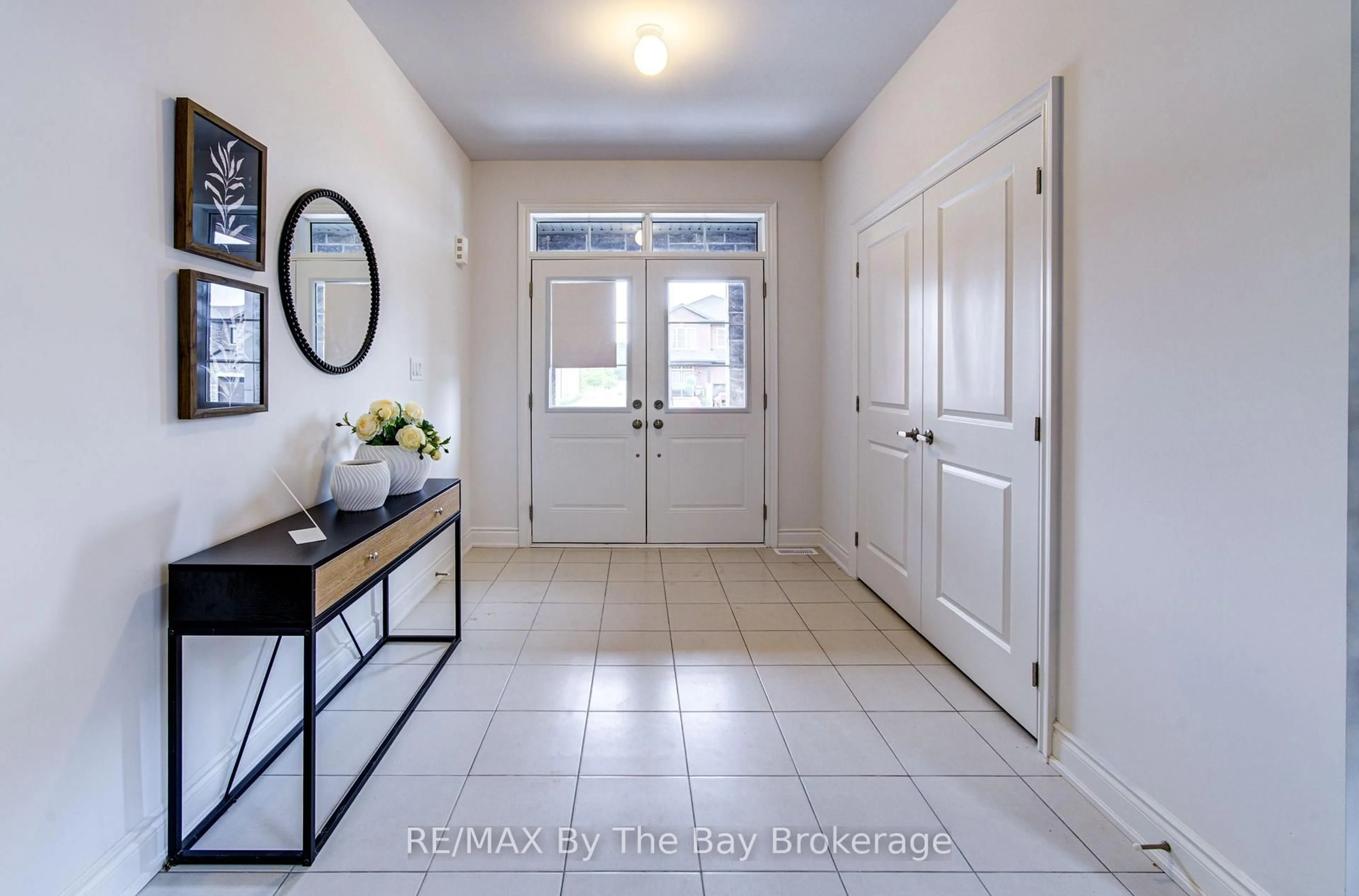 Indoor entryway for 5 Misty Ridge Rd, Wasaga Beach Ontario L9Z 0R8